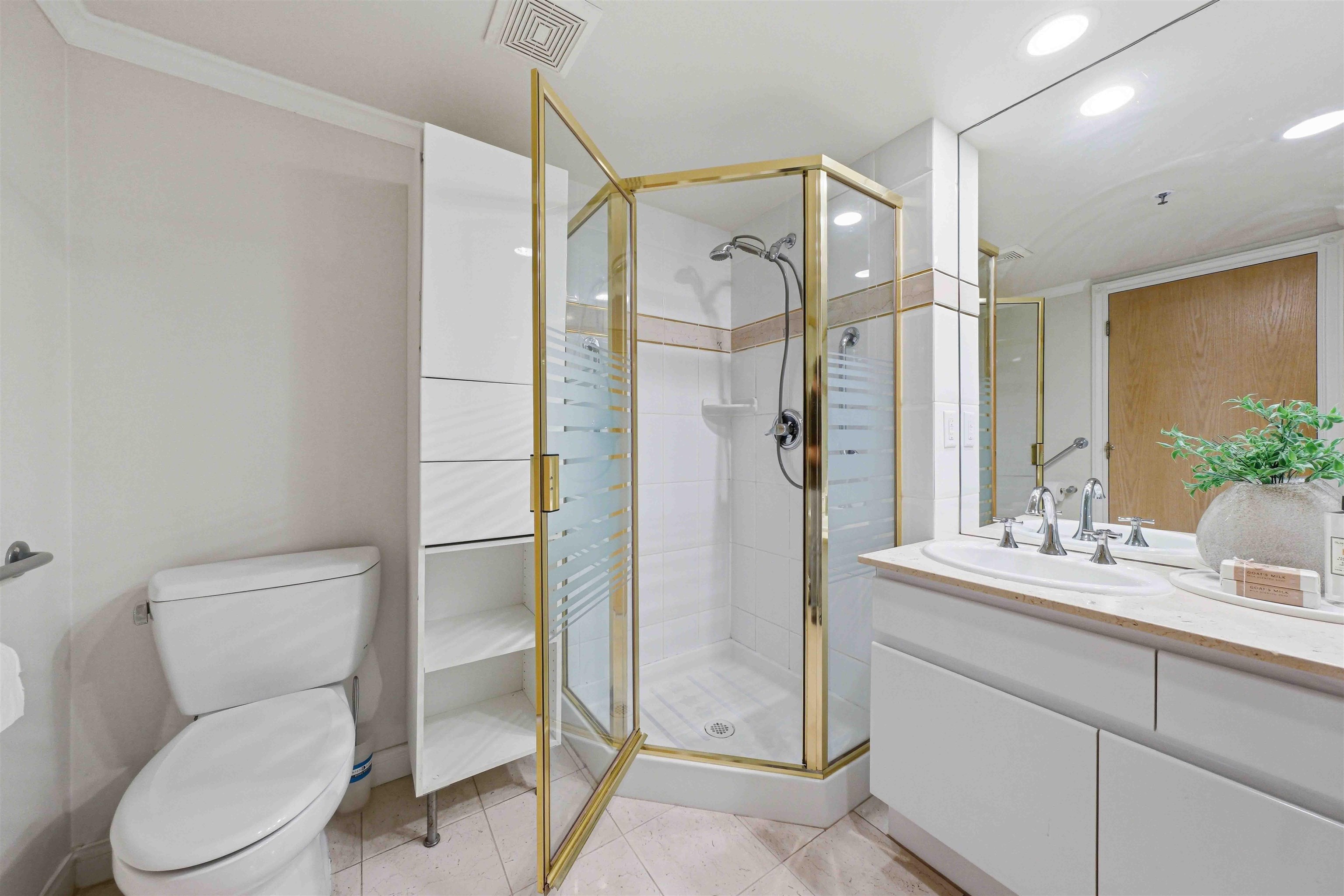 18D 338 TAYLOR WAY Unit: 18D