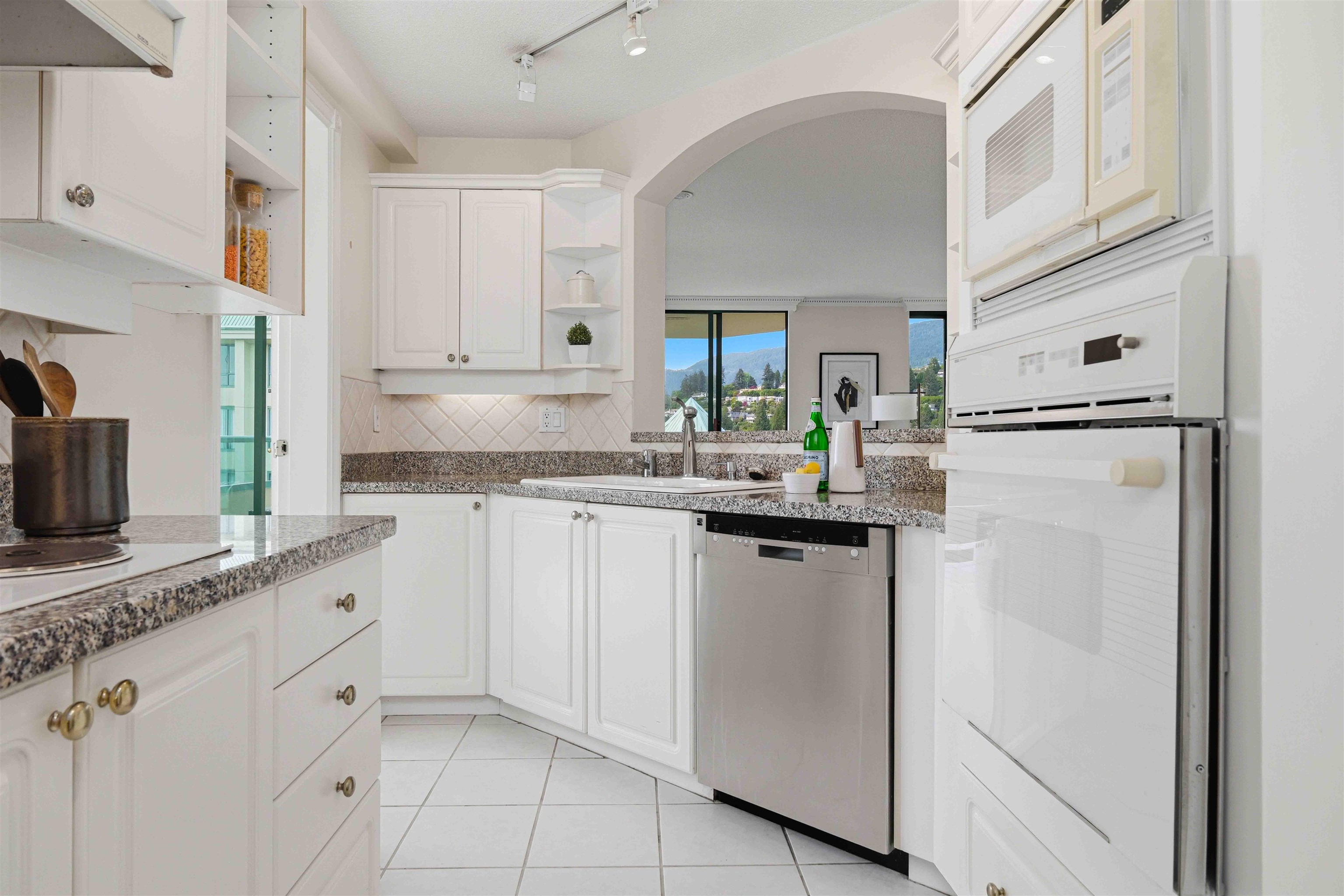 18D 338 TAYLOR WAY Unit: 18D