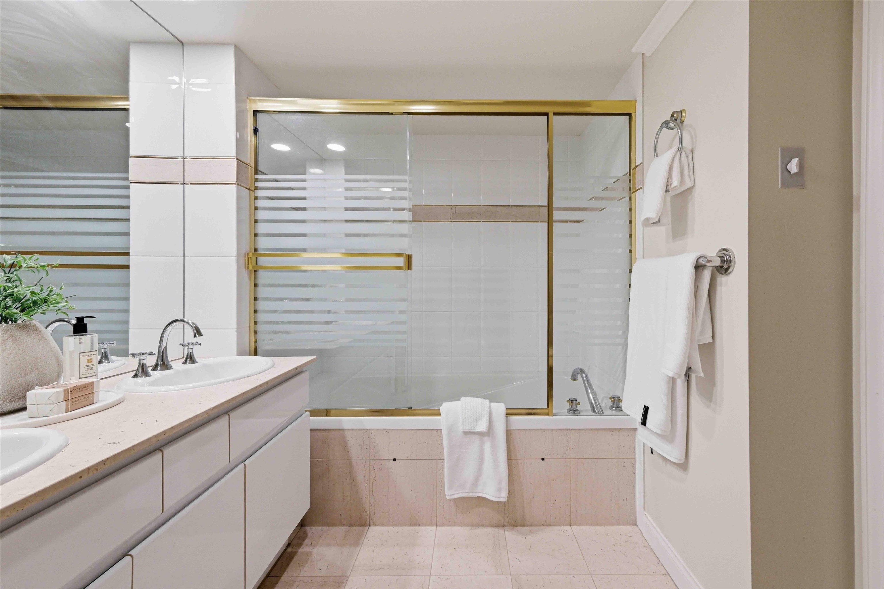 18D 338 TAYLOR WAY Unit: 18D