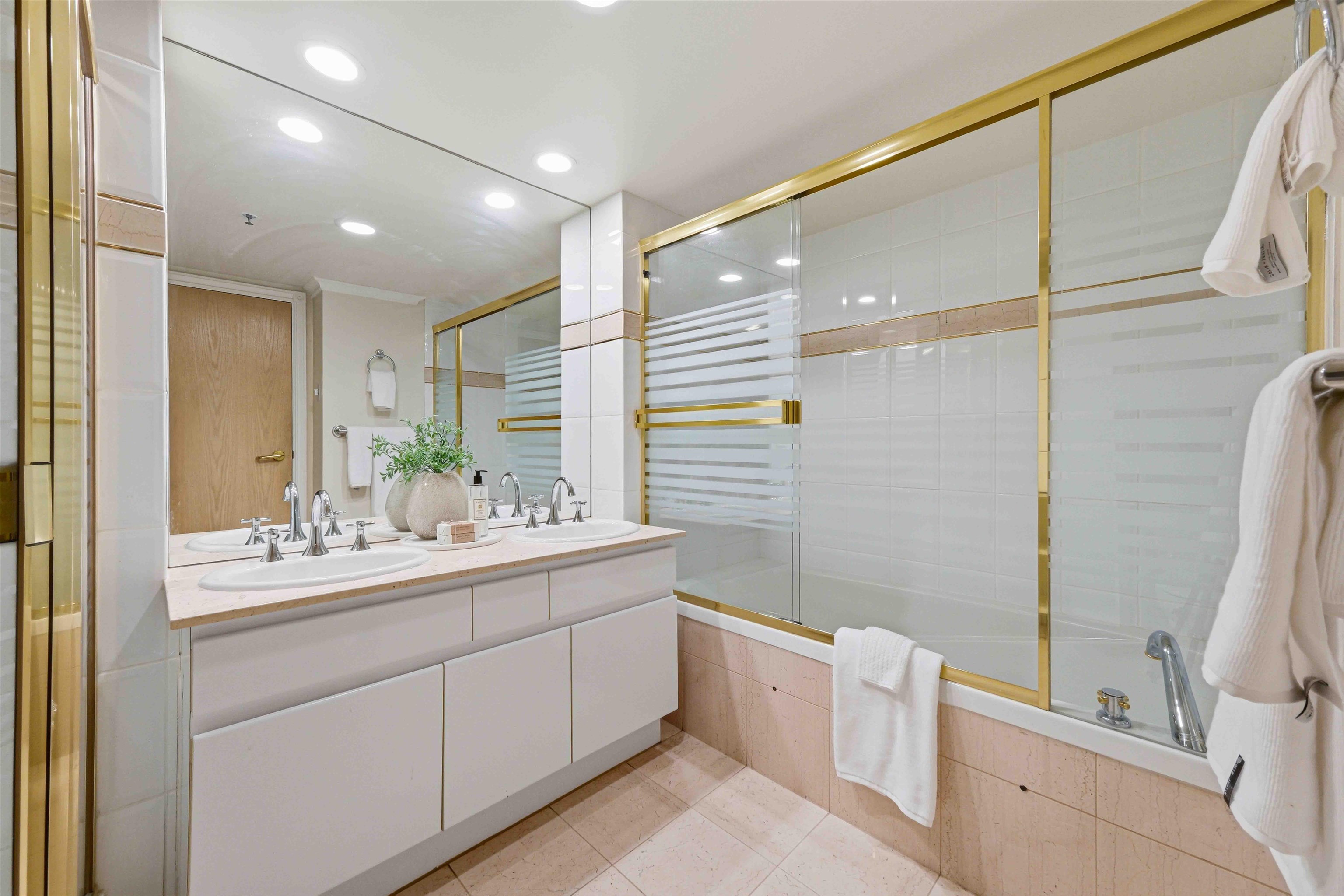 18D 338 TAYLOR WAY Unit: 18D