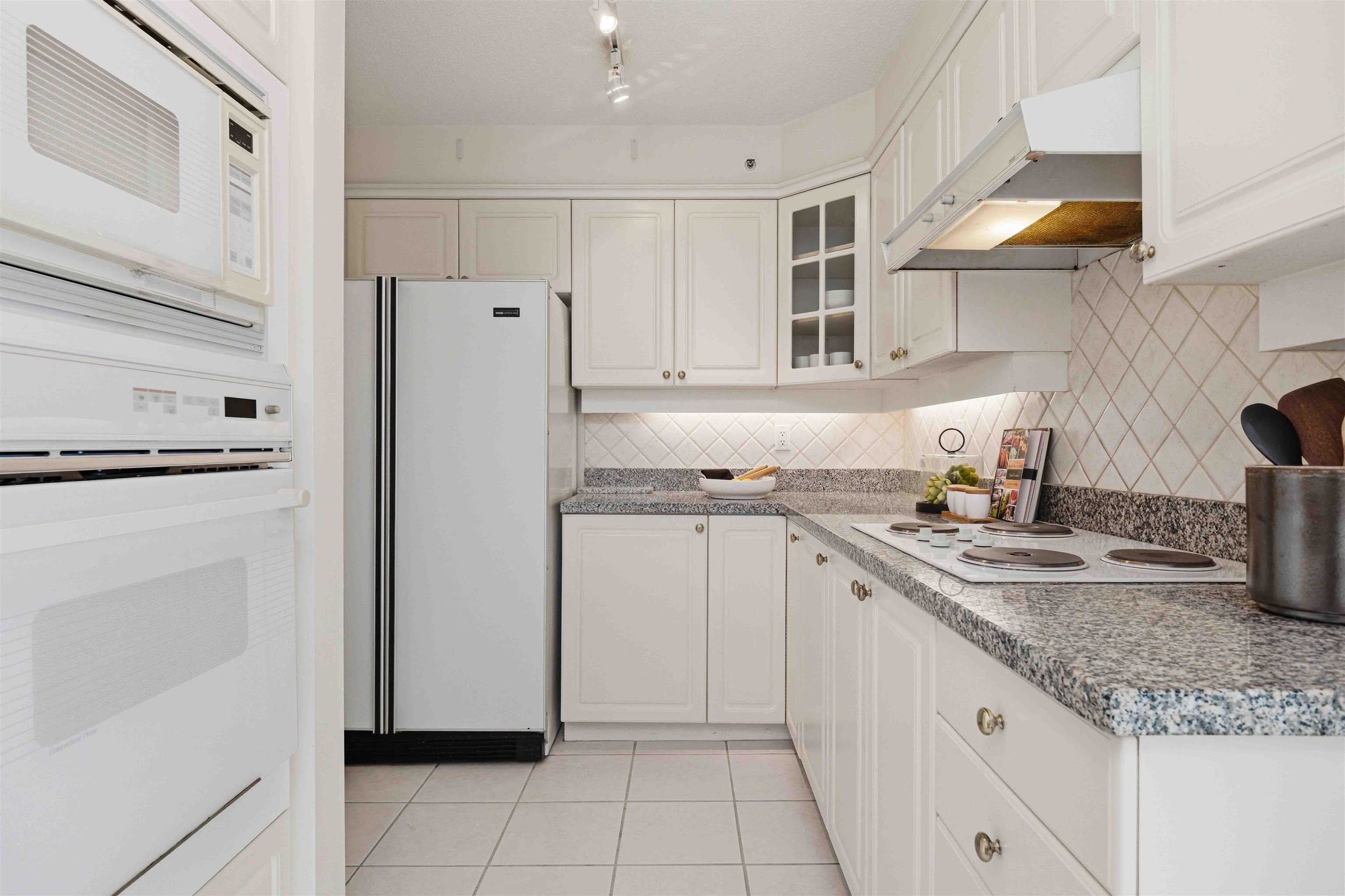 18D 338 TAYLOR WAY Unit: 18D