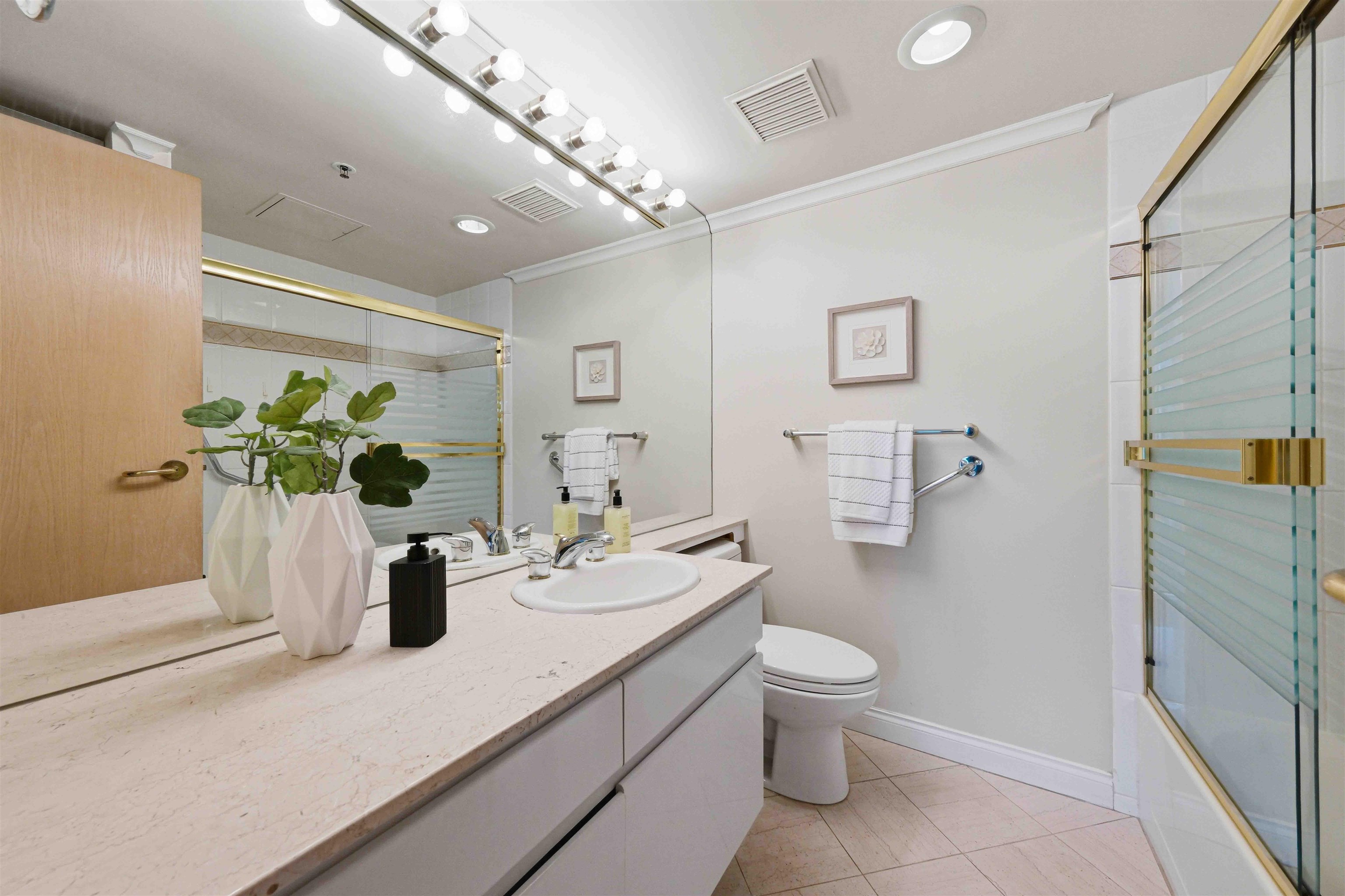 18D 338 TAYLOR WAY Unit: 18D