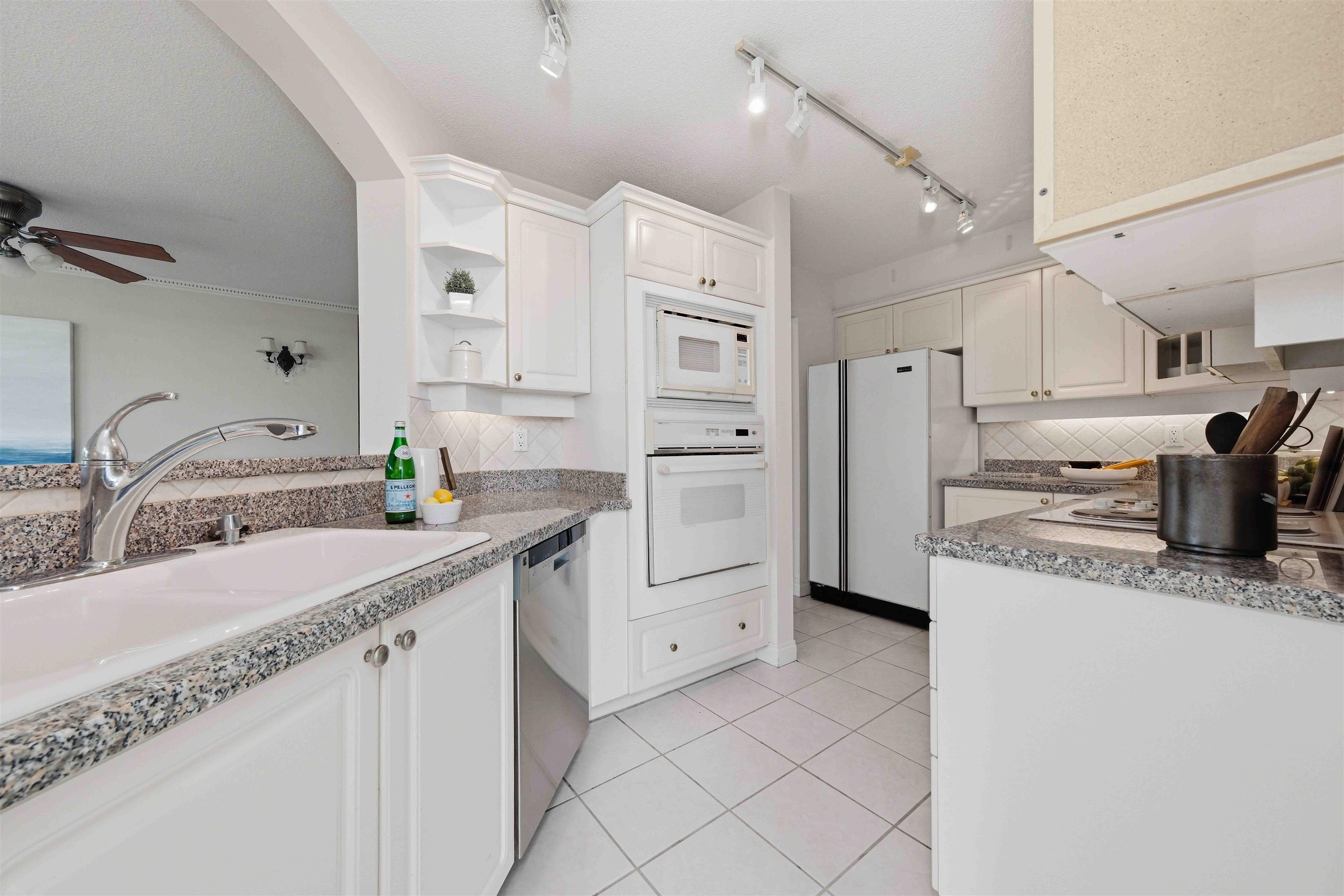 18D 338 TAYLOR WAY Unit: 18D