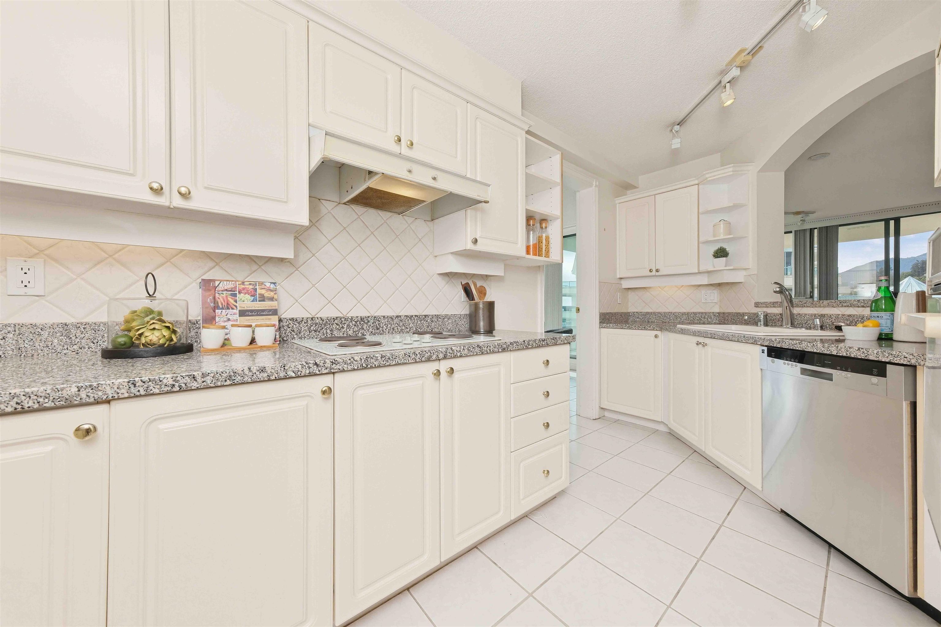 18D 338 TAYLOR WAY Unit: 18D