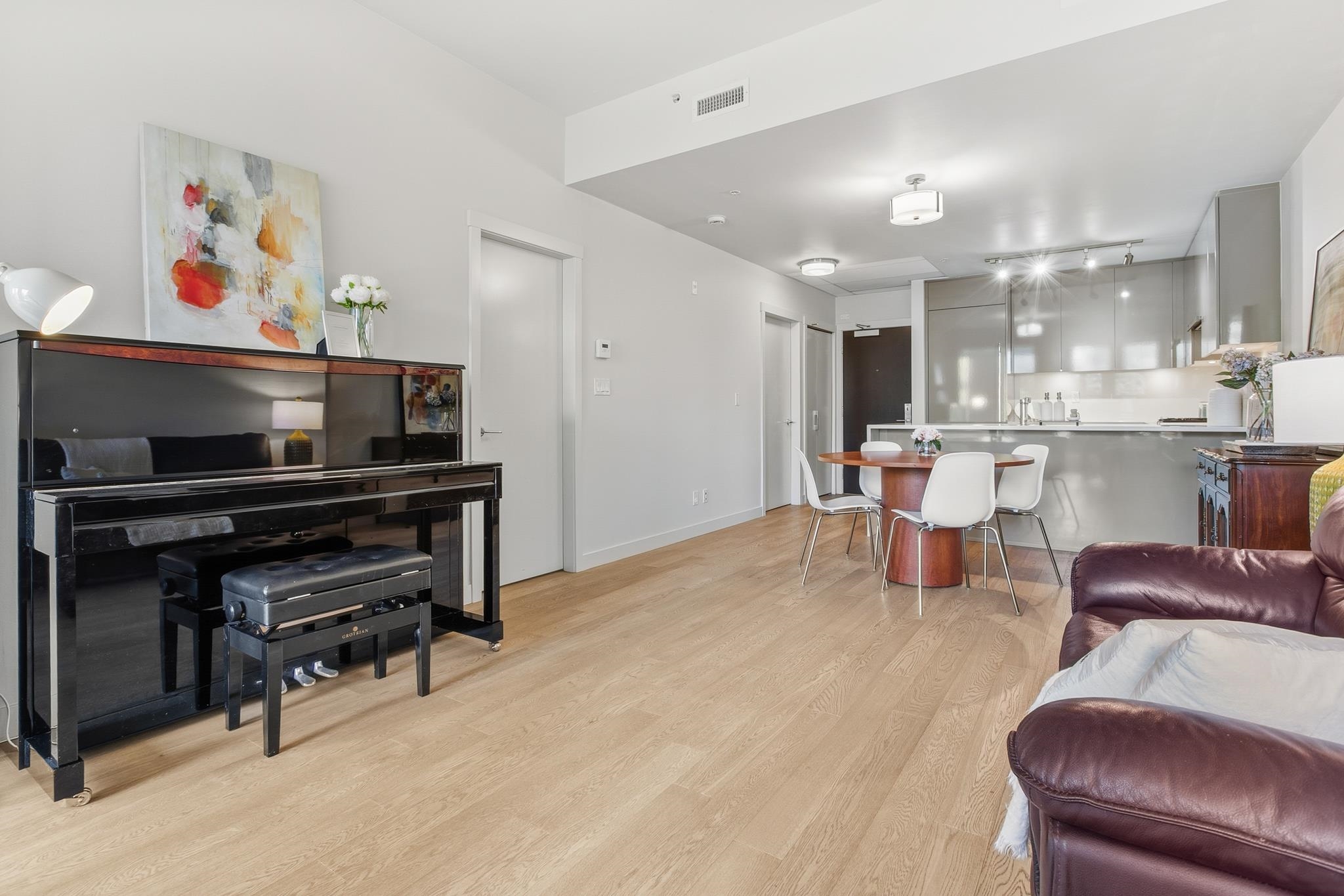 307 4488 CAMBIE STREET Unit: 307