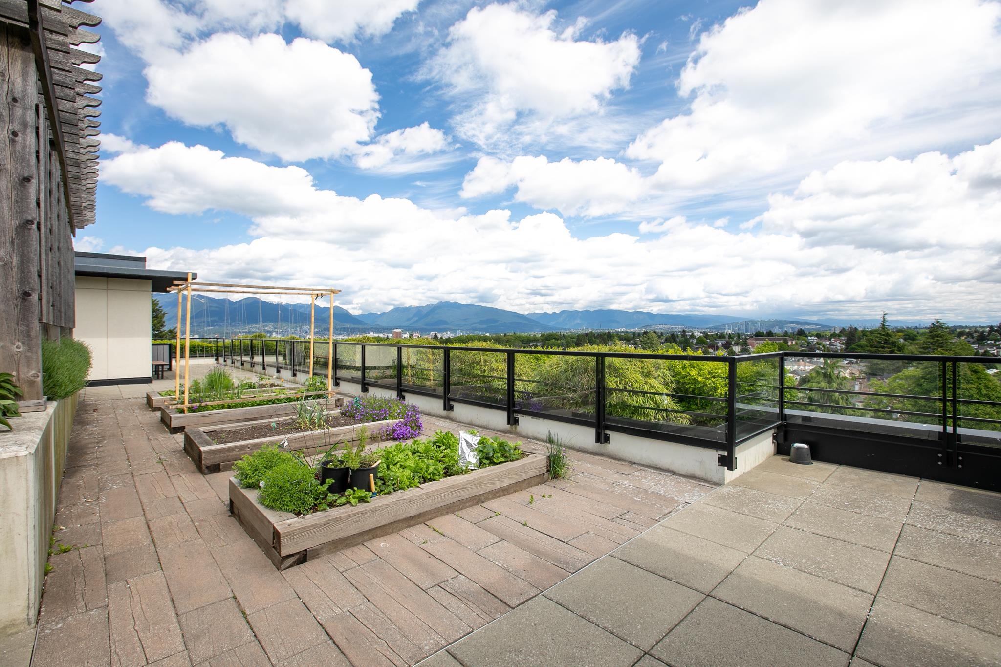 307 4488 CAMBIE STREET Unit: 307