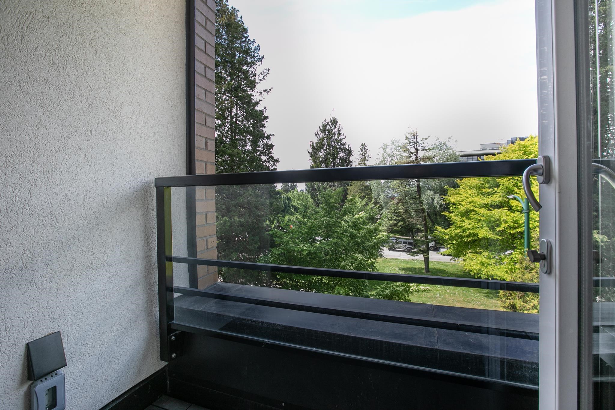 307 4488 CAMBIE STREET Unit: 307