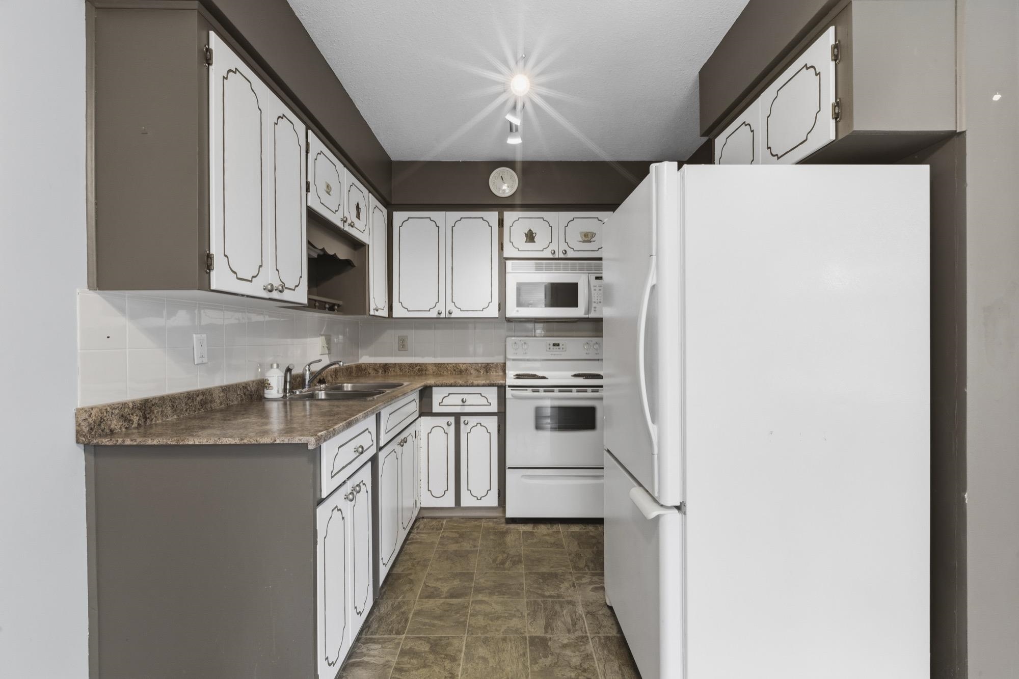 108 2853 W BOURQUIN CRESCENT Unit: 108