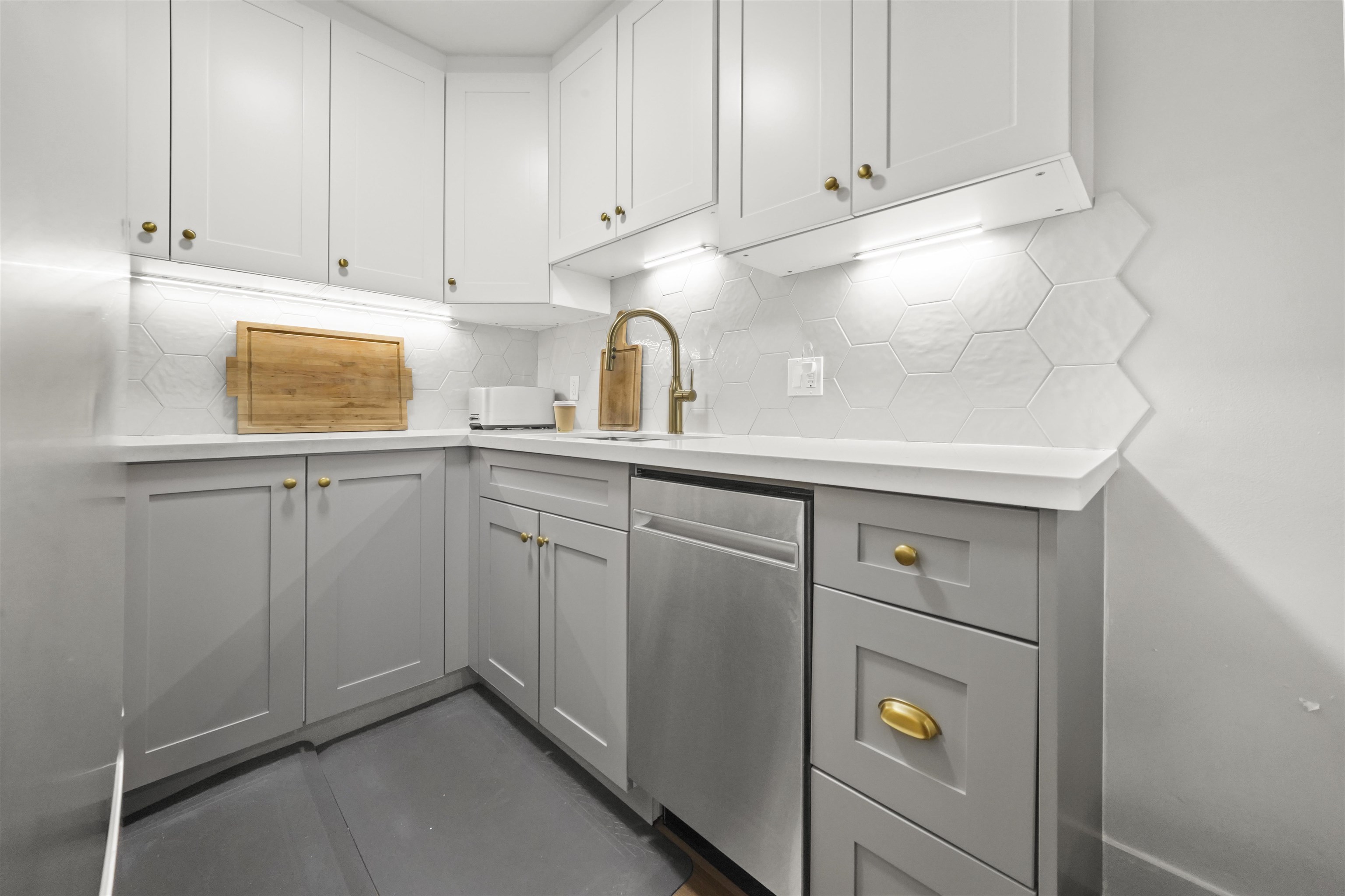 200 2033 W 7TH AVENUE Unit: 200