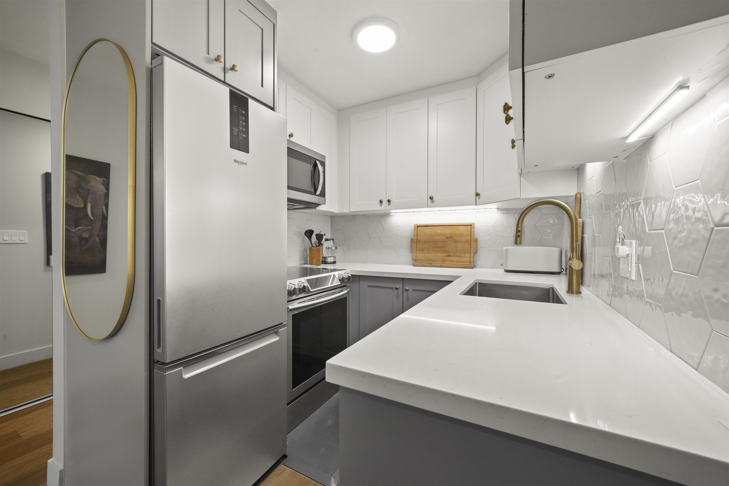 200 2033 W 7TH AVENUE Unit: 200