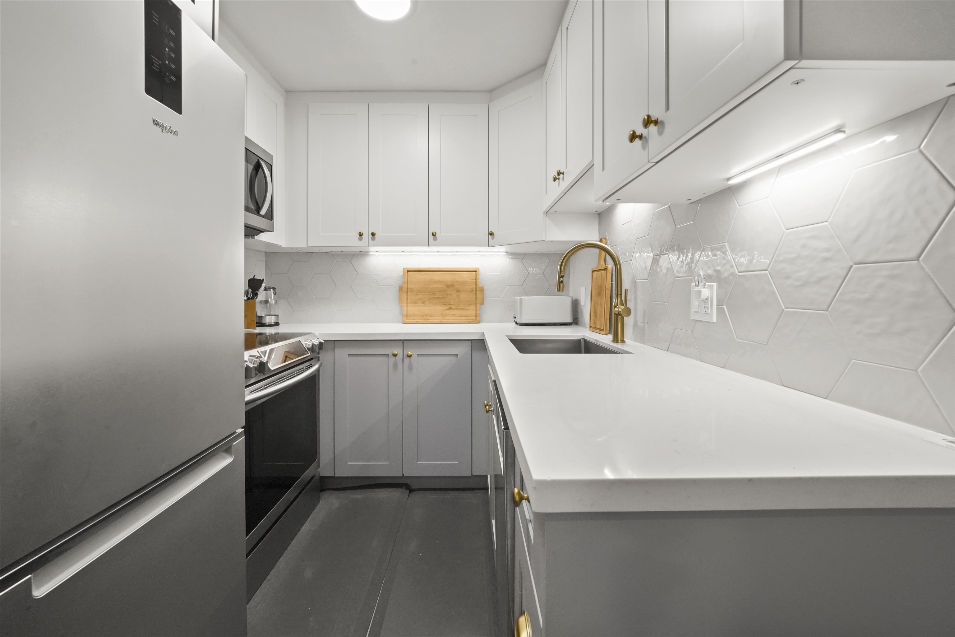 200 2033 W 7TH AVENUE Unit: 200