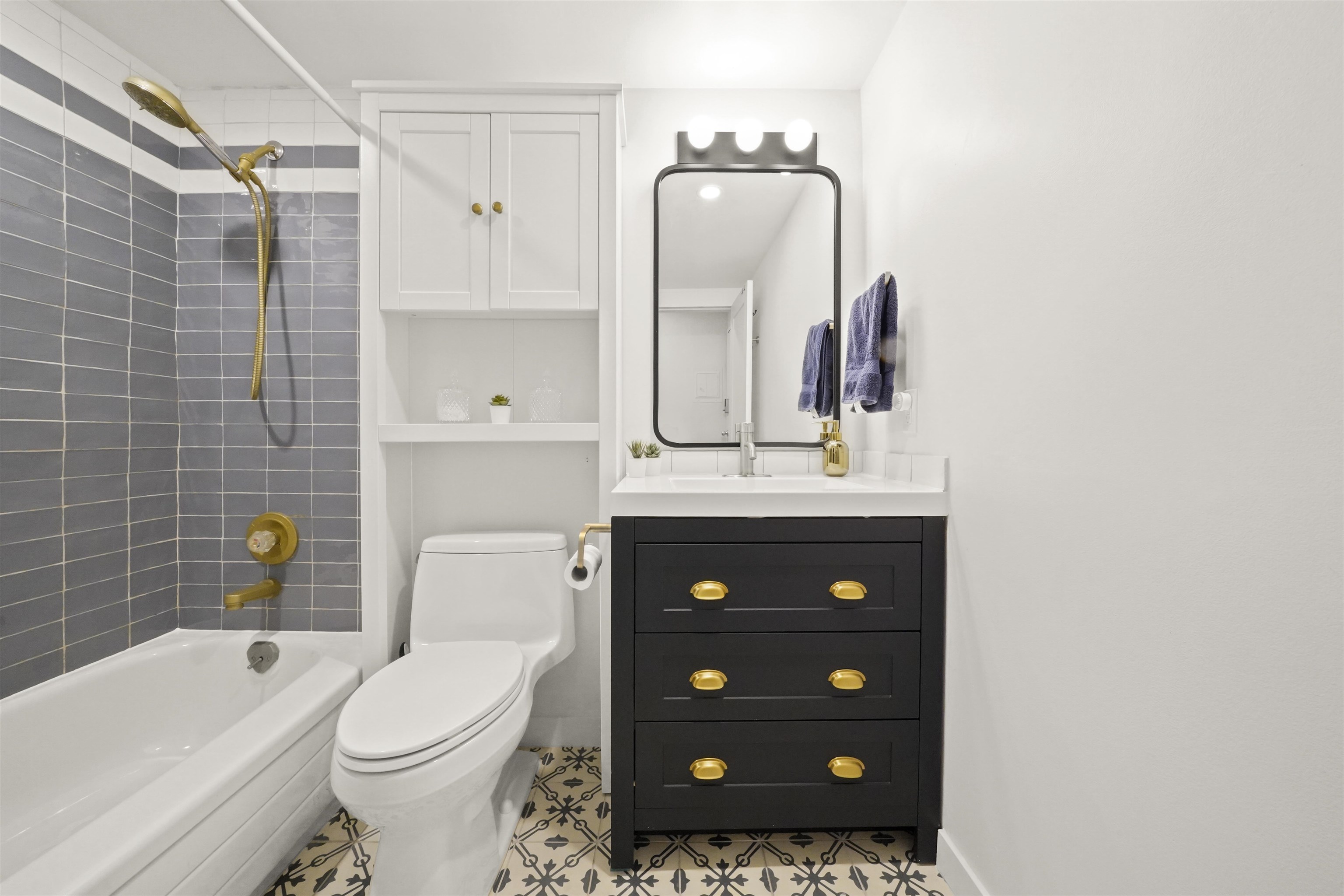 200 2033 W 7TH AVENUE Unit: 200