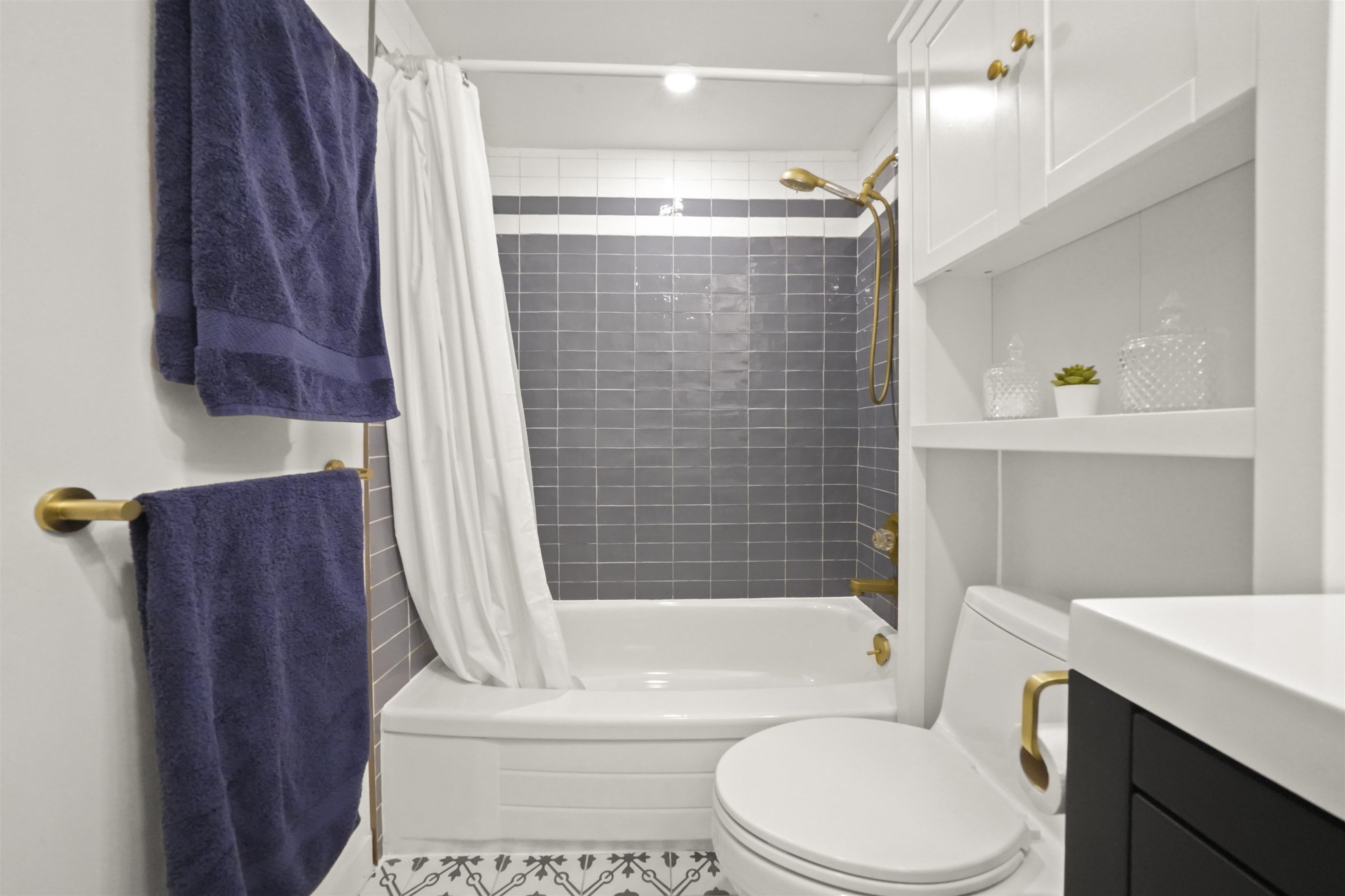 200 2033 W 7TH AVENUE Unit: 200