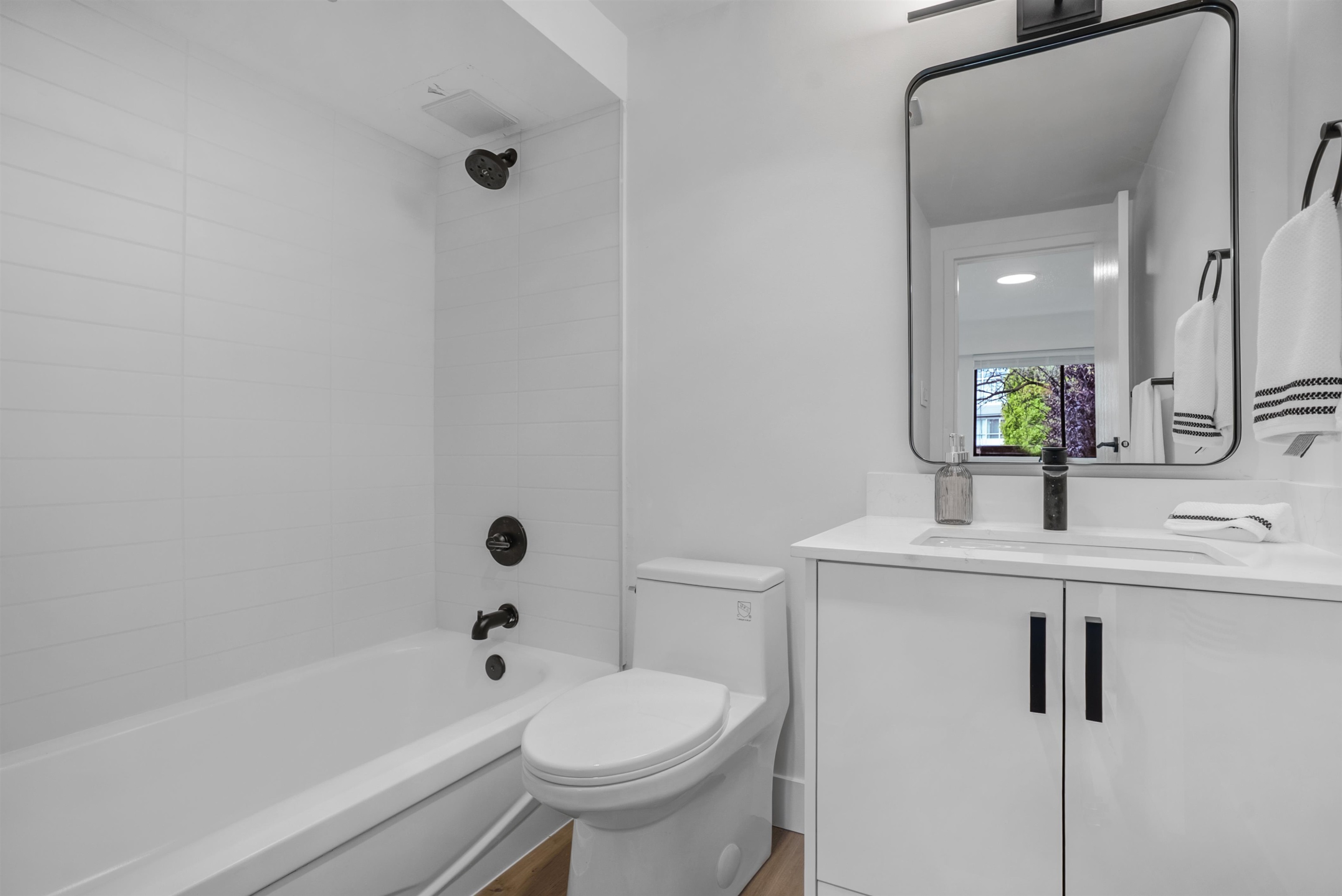 206 2299 E 30TH AVENUE Unit: 206