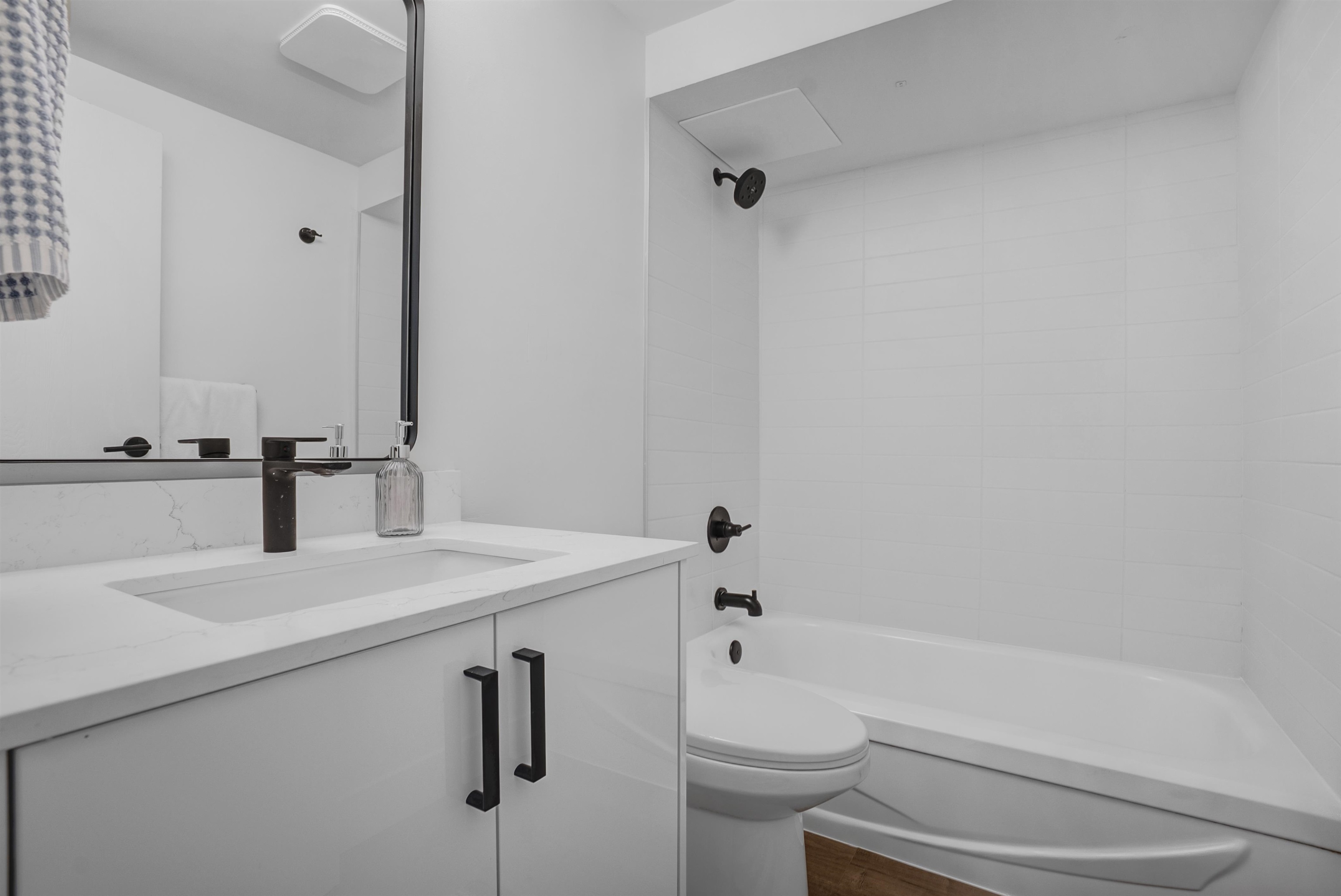 206 2299 E 30TH AVENUE Unit: 206
