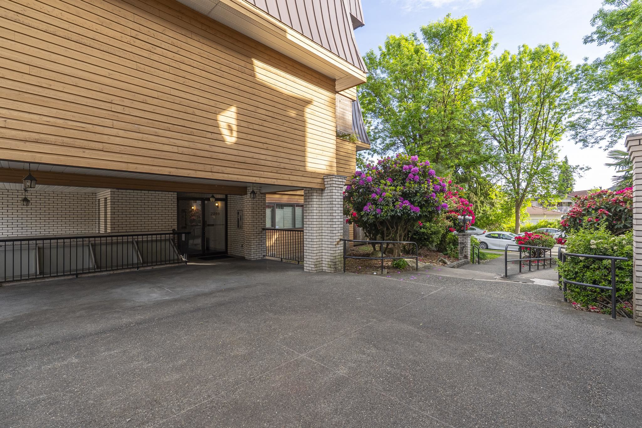 206 2299 E 30TH AVENUE Unit: 206