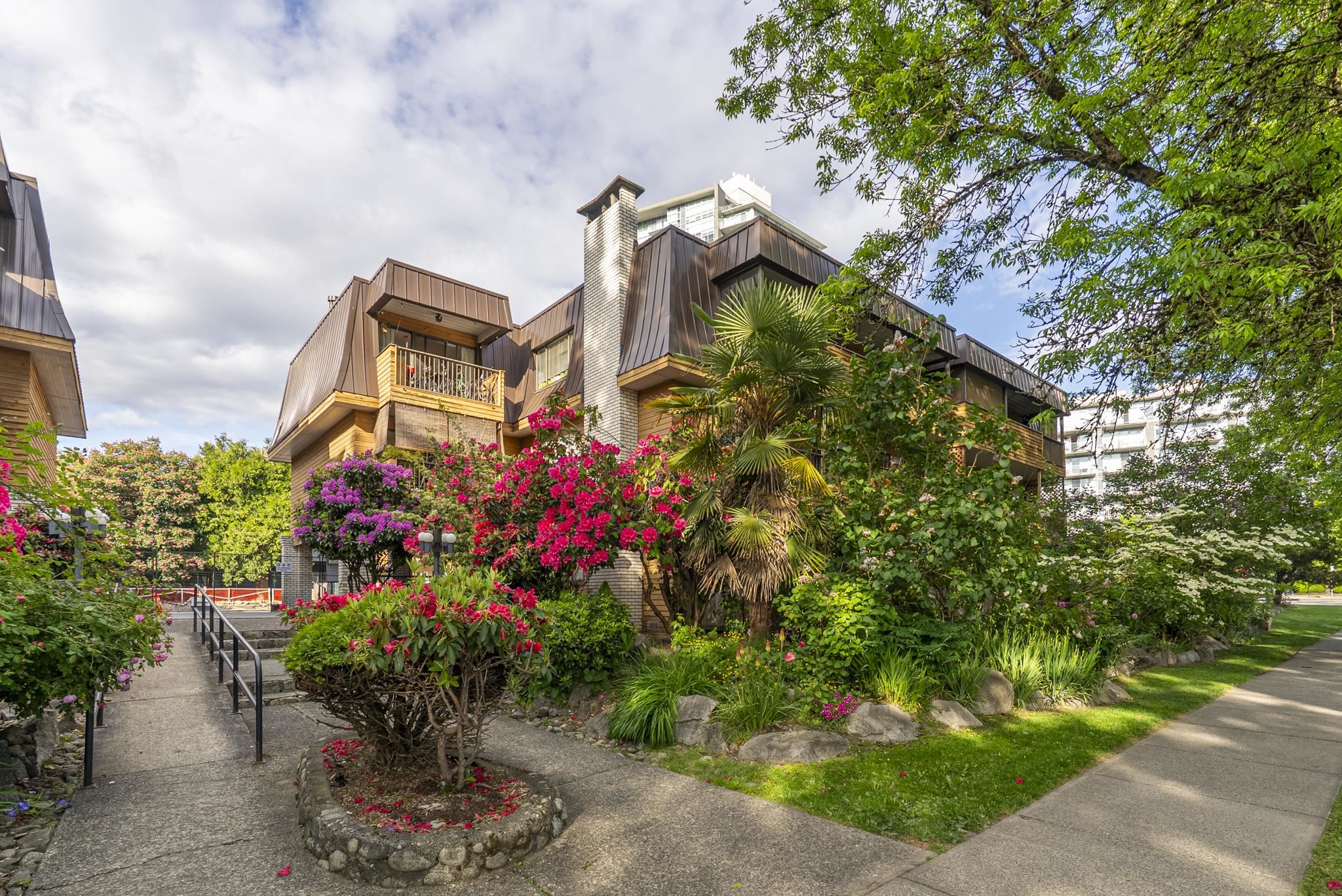 206 2299 E 30TH AVENUE Unit: 206