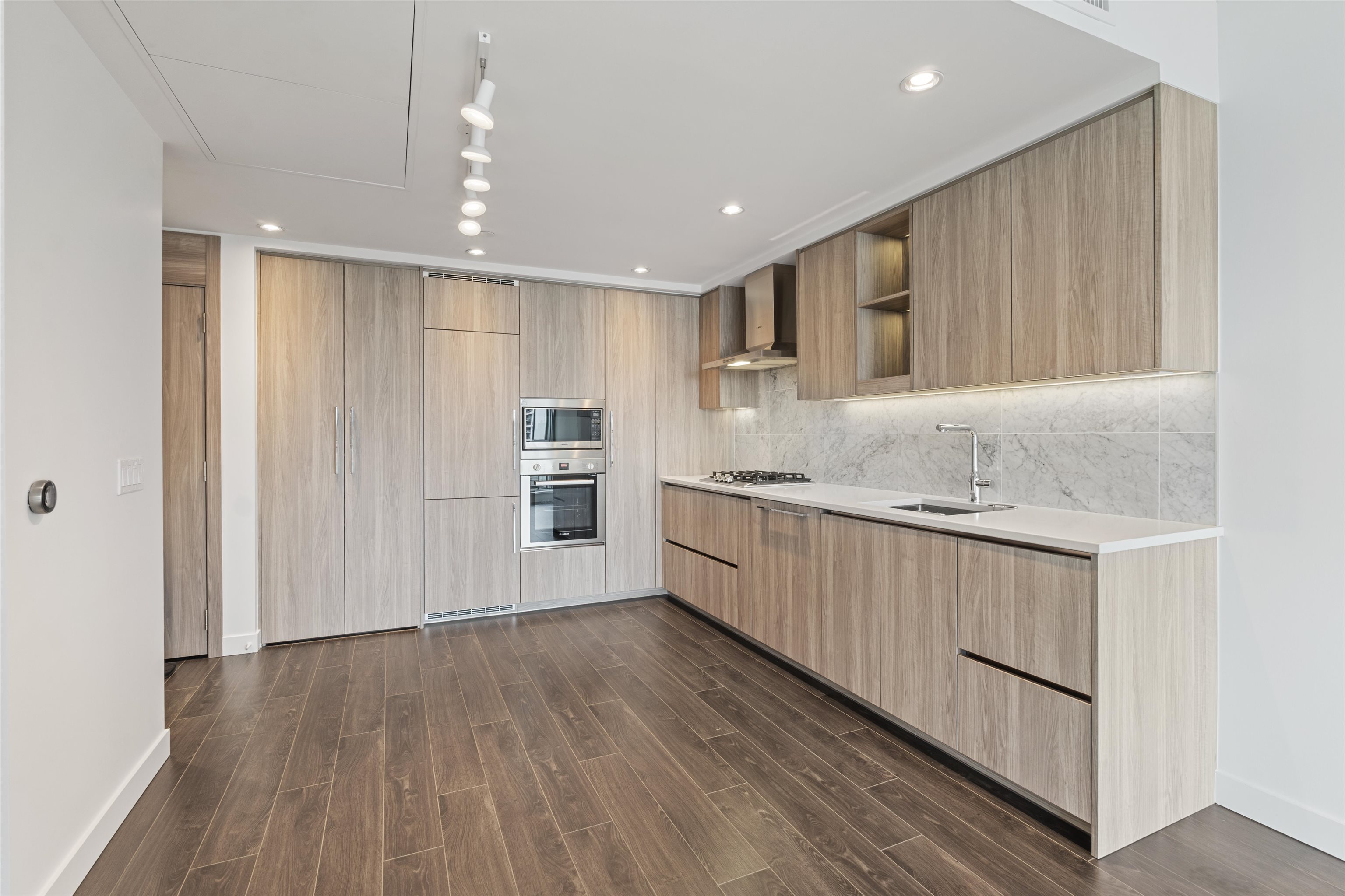 601 4720 LOUGHEED HIGHWAY