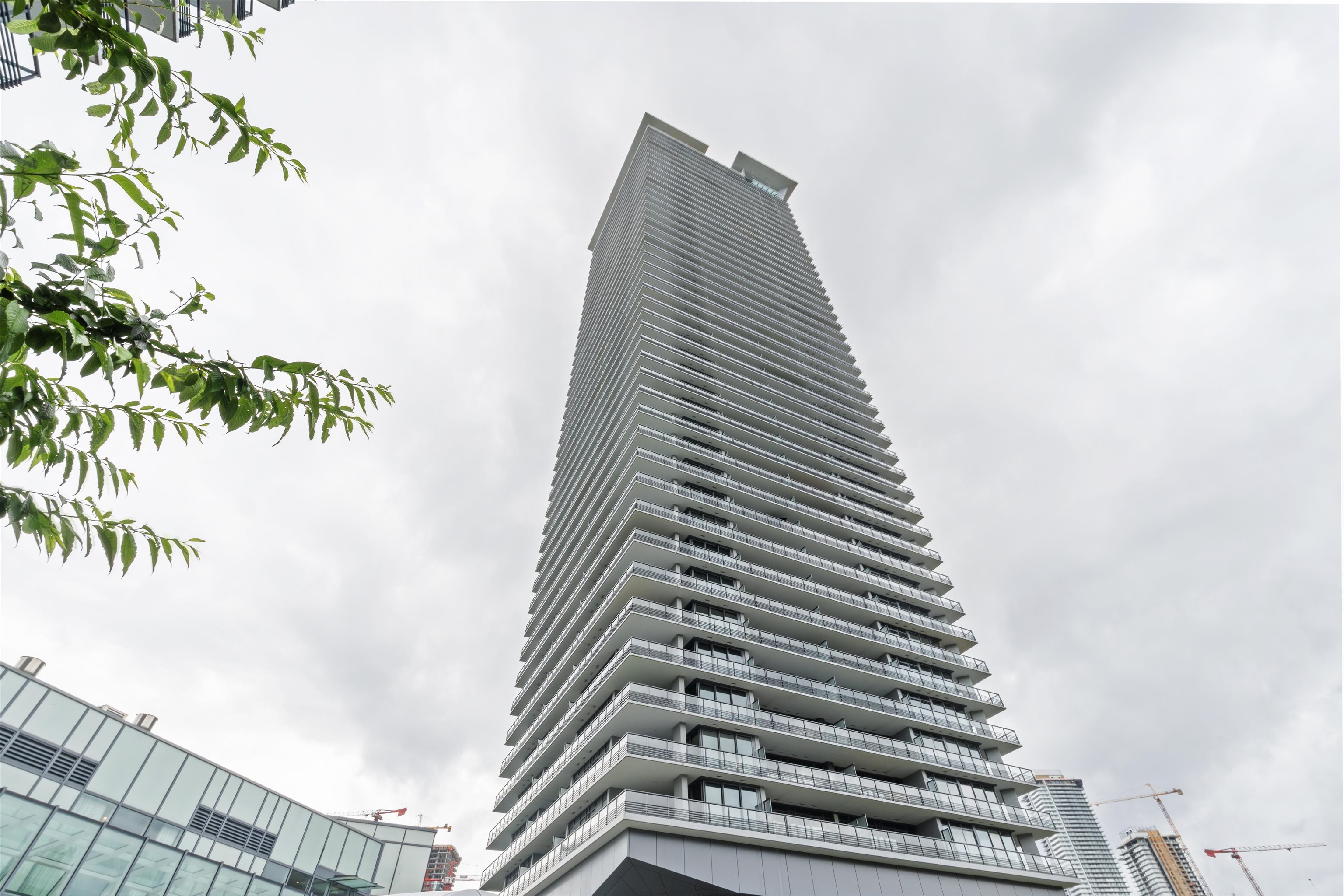601 4720 LOUGHEED HIGHWAY