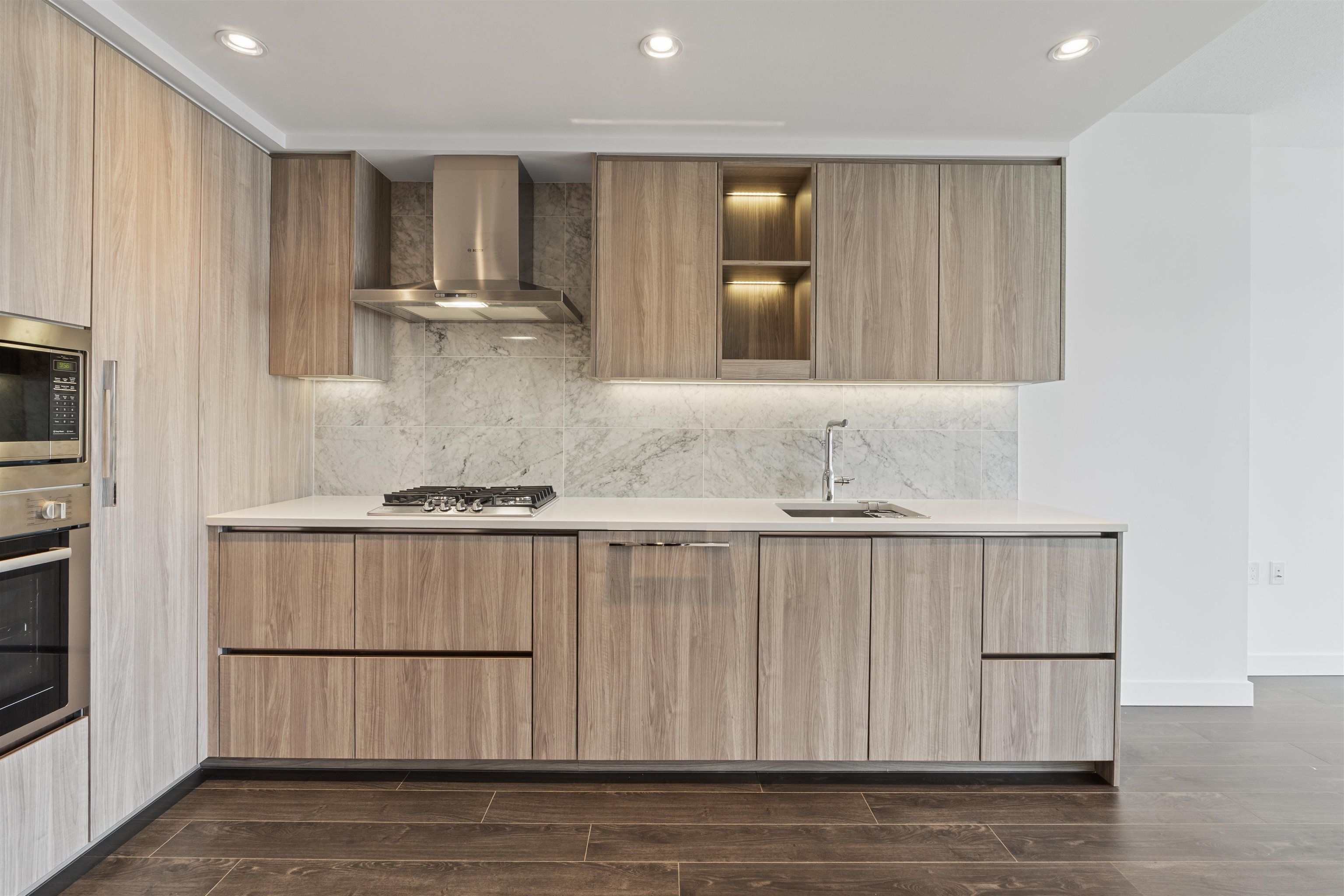 601 4720 LOUGHEED HIGHWAY