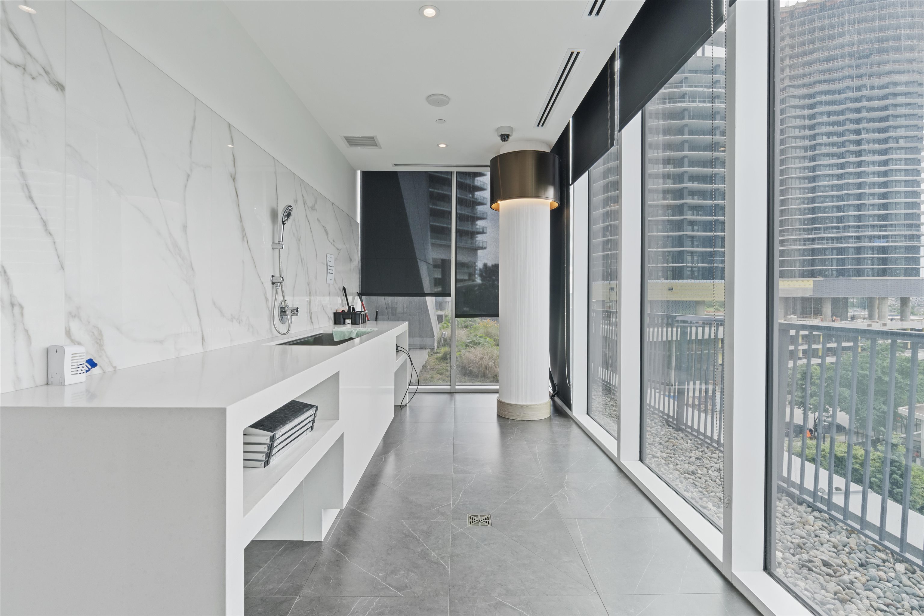601 4720 LOUGHEED HIGHWAY