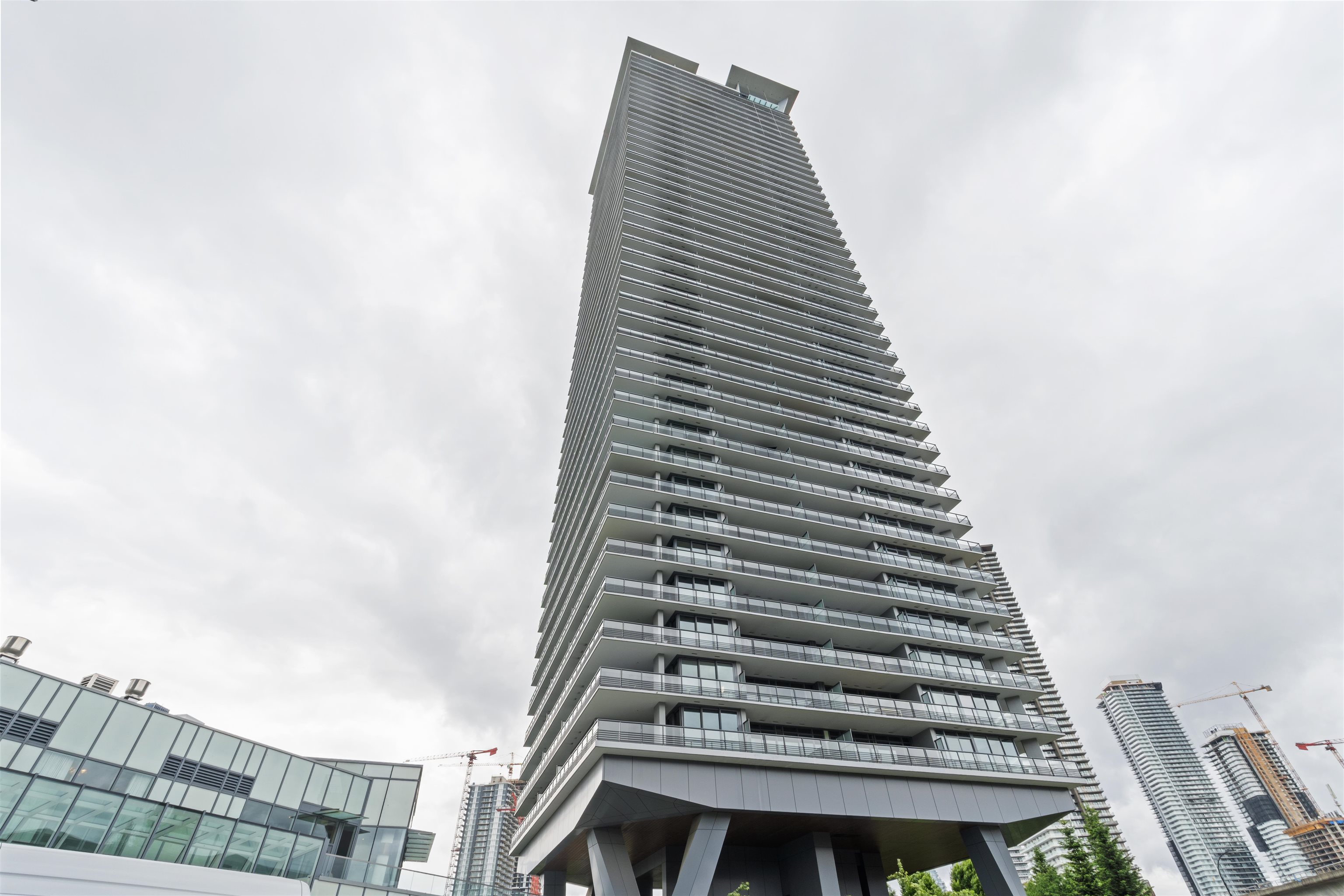 601 4720 LOUGHEED HIGHWAY