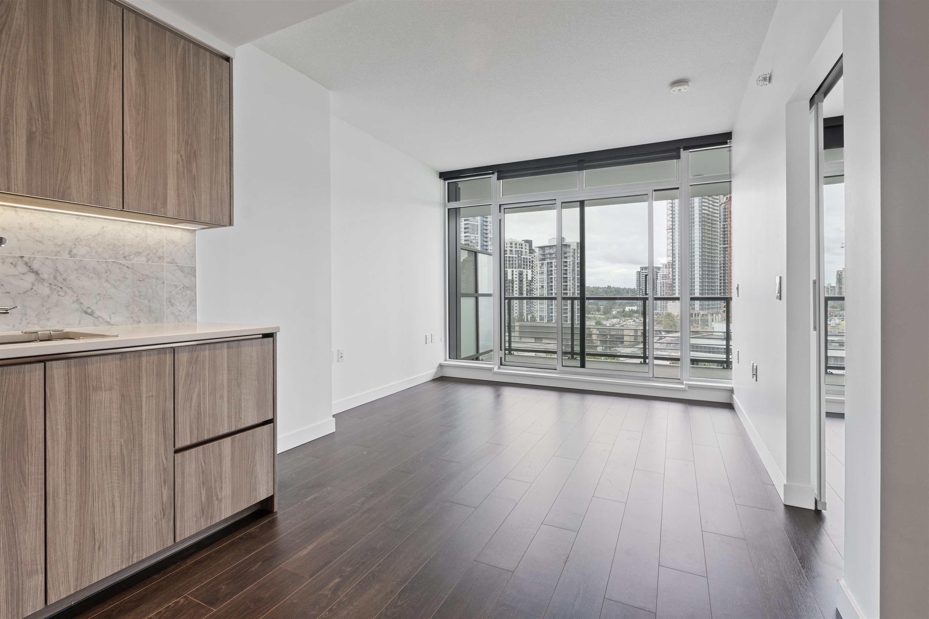 601 4720 LOUGHEED HIGHWAY