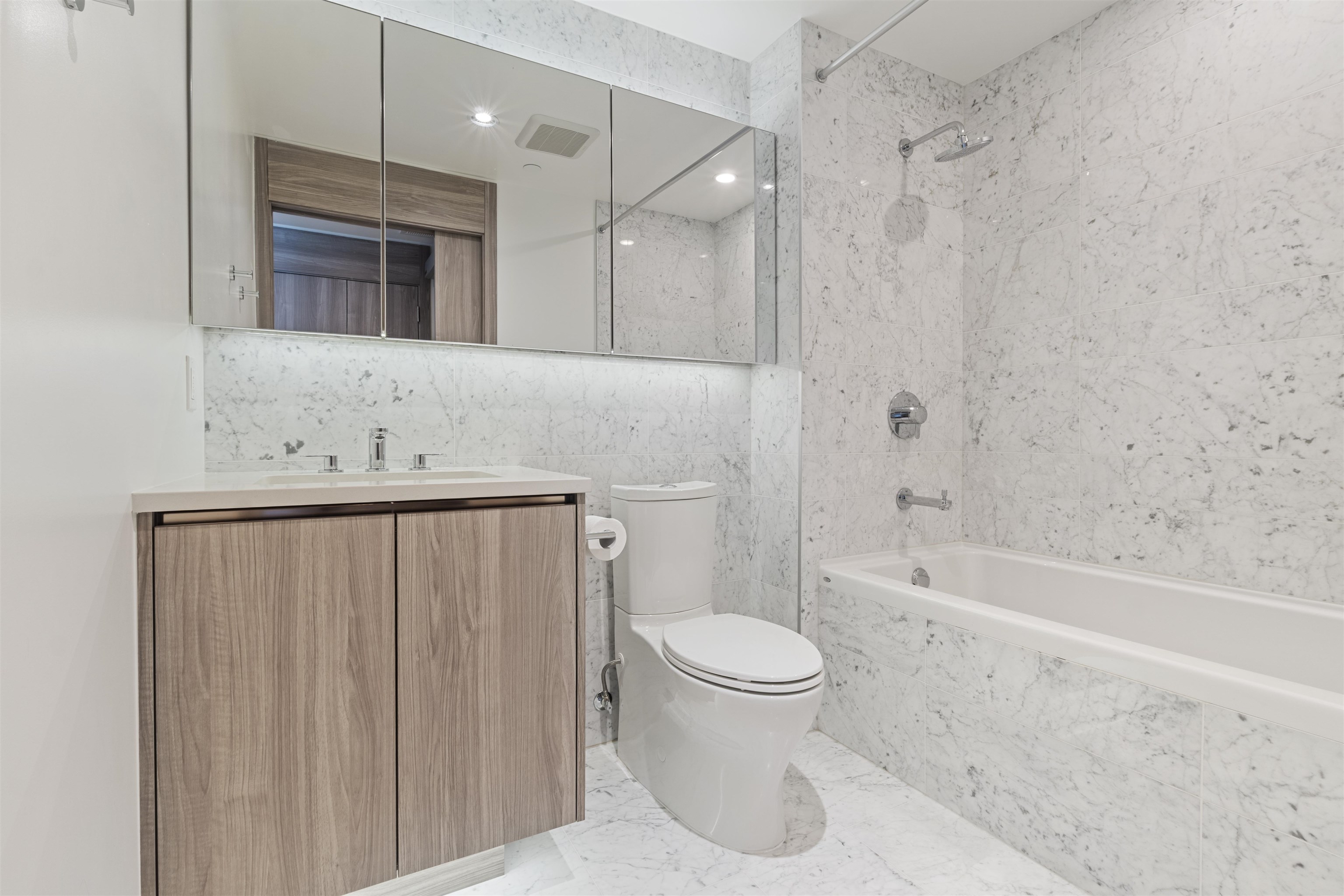 601 4720 LOUGHEED HIGHWAY