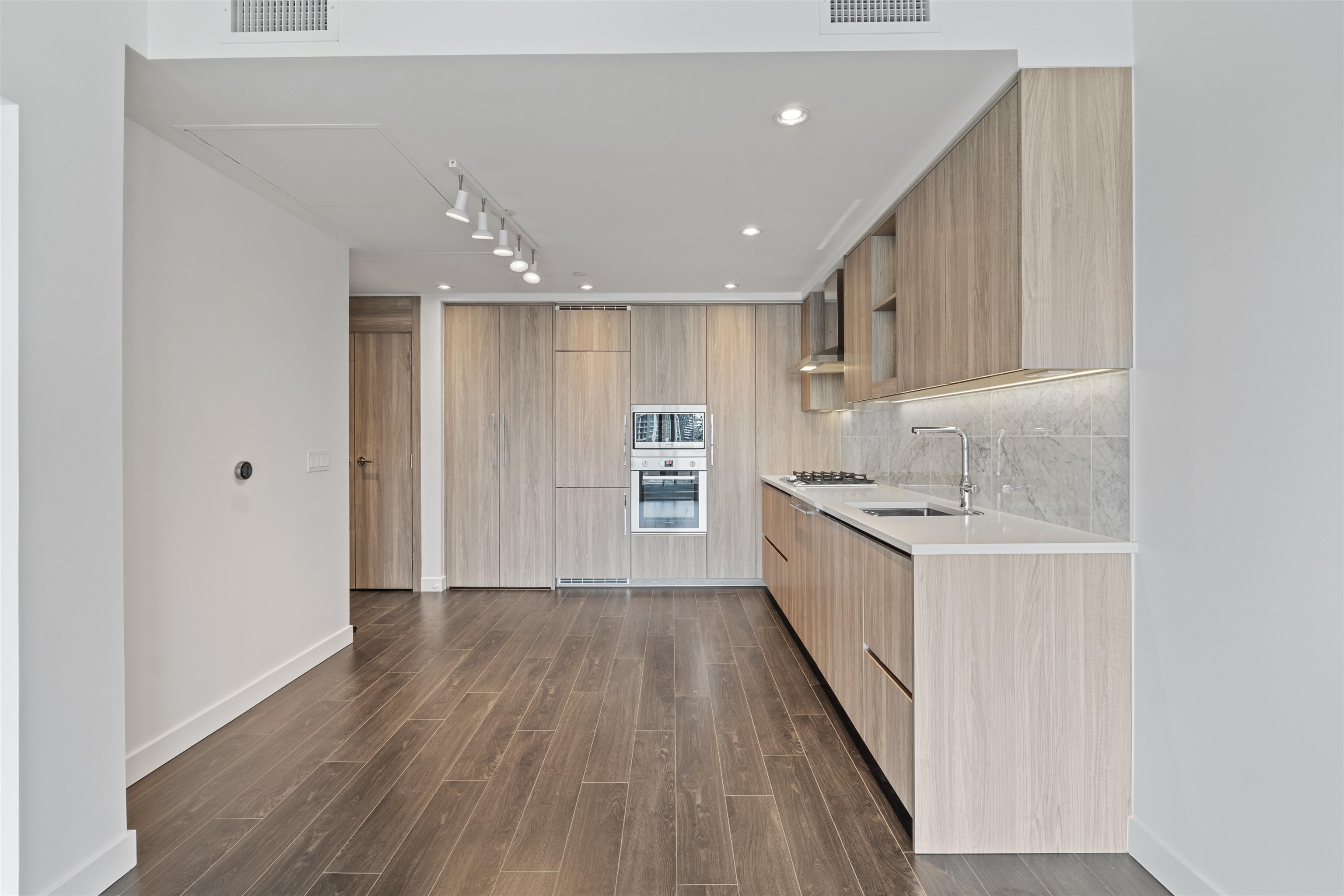601 4720 LOUGHEED HIGHWAY