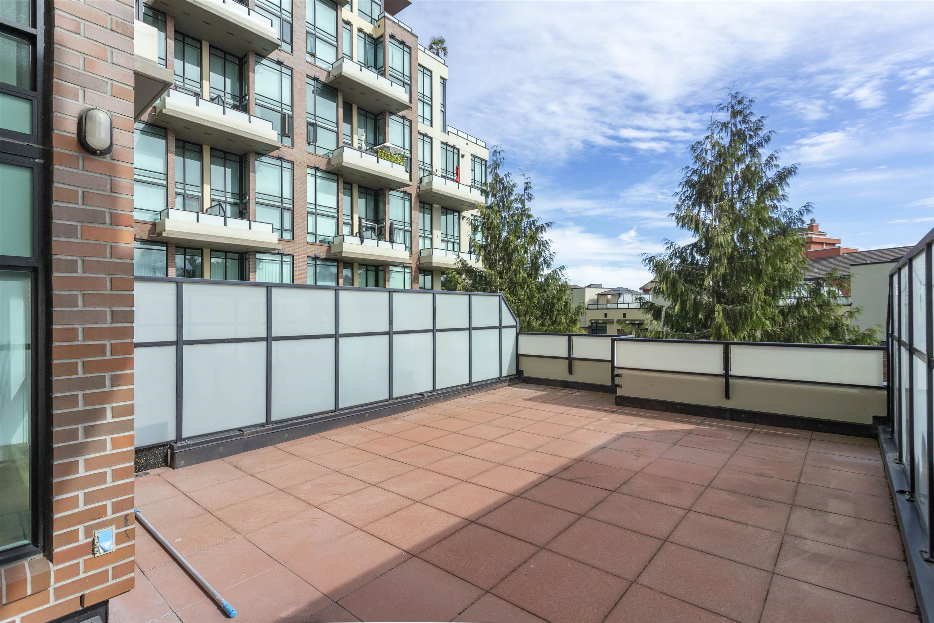 217 10 RENAISSANCE SQUARE