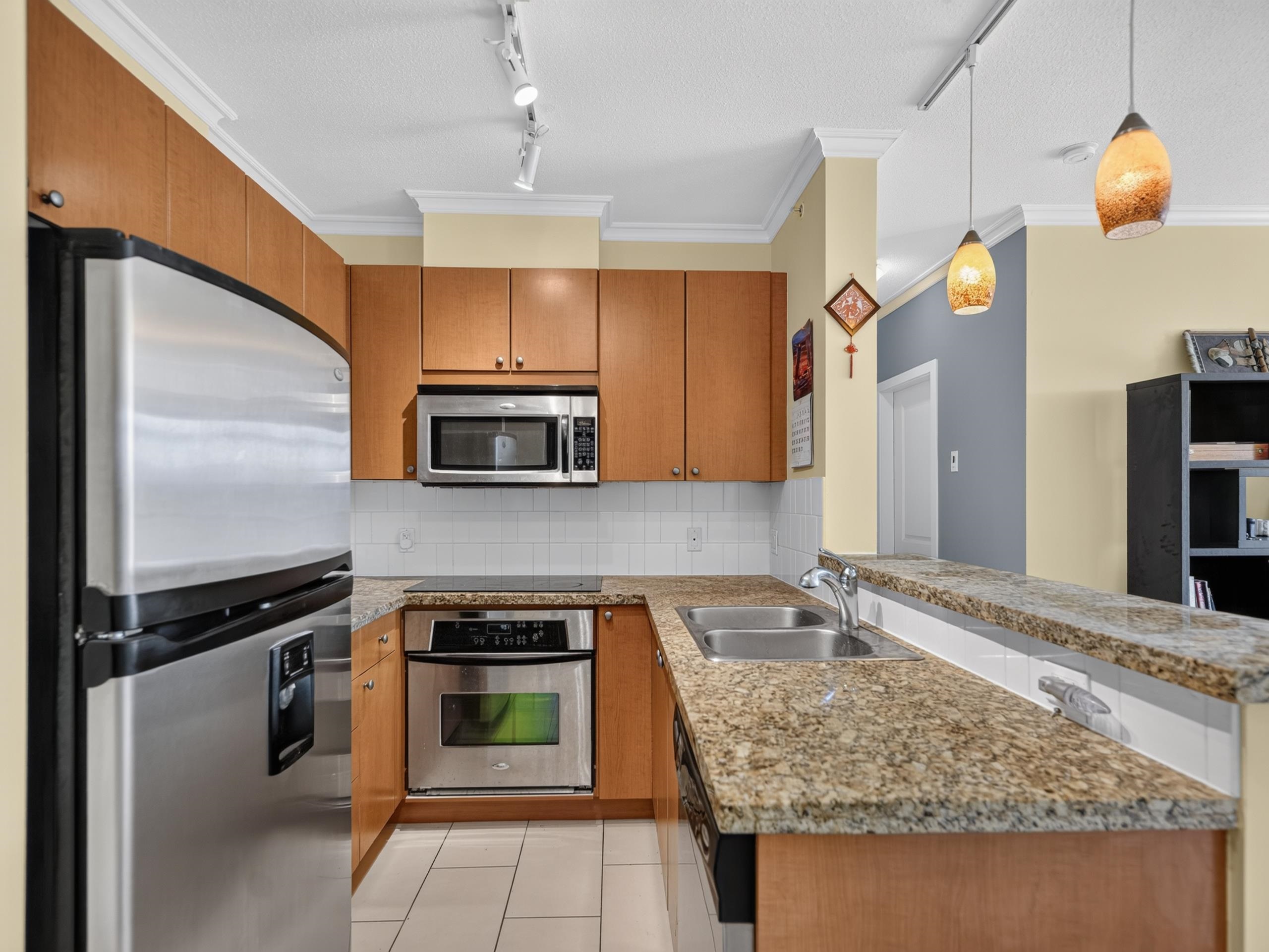 1101 11 E ROYAL AVENUE