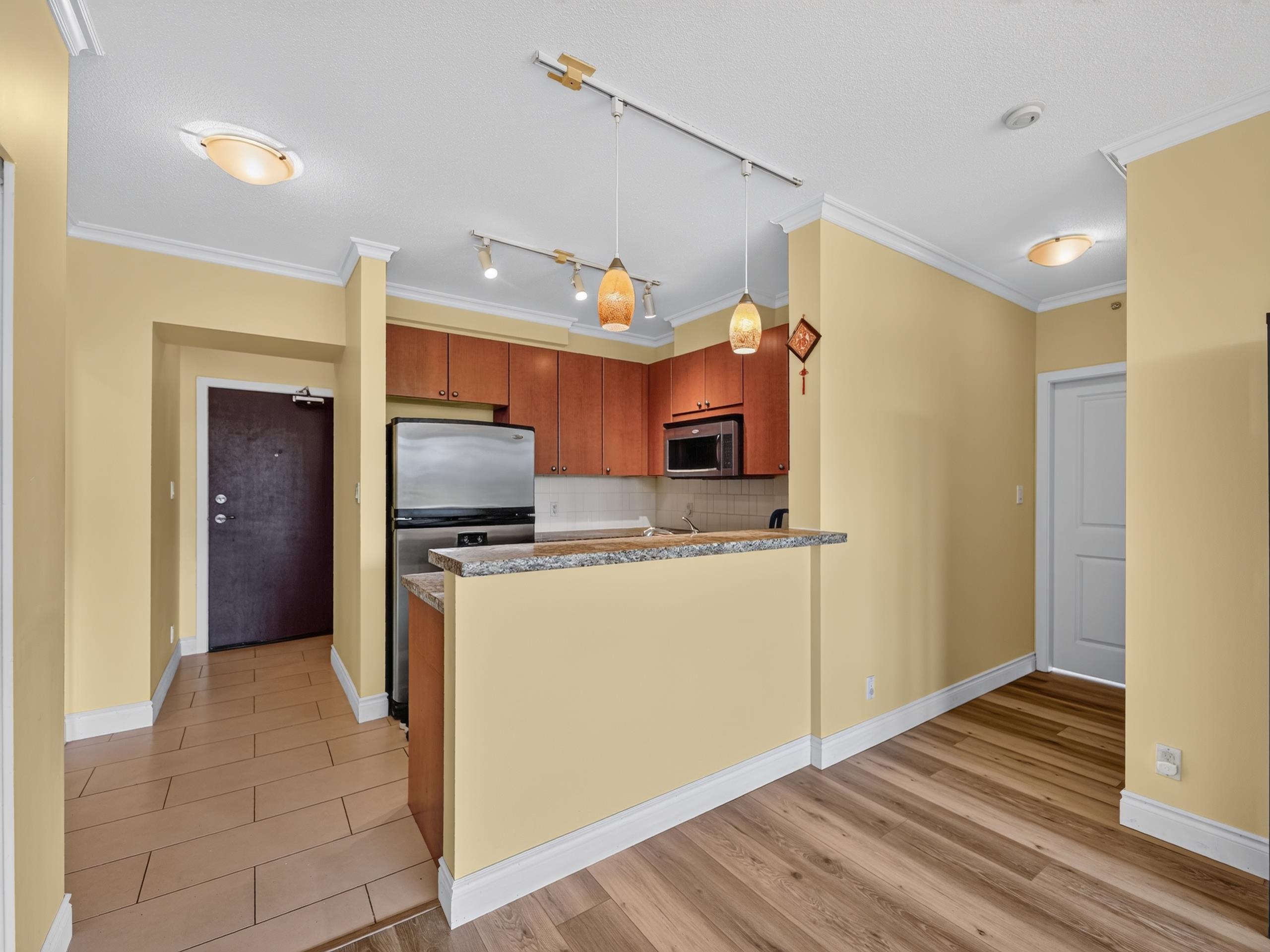 1101 11 E ROYAL AVENUE