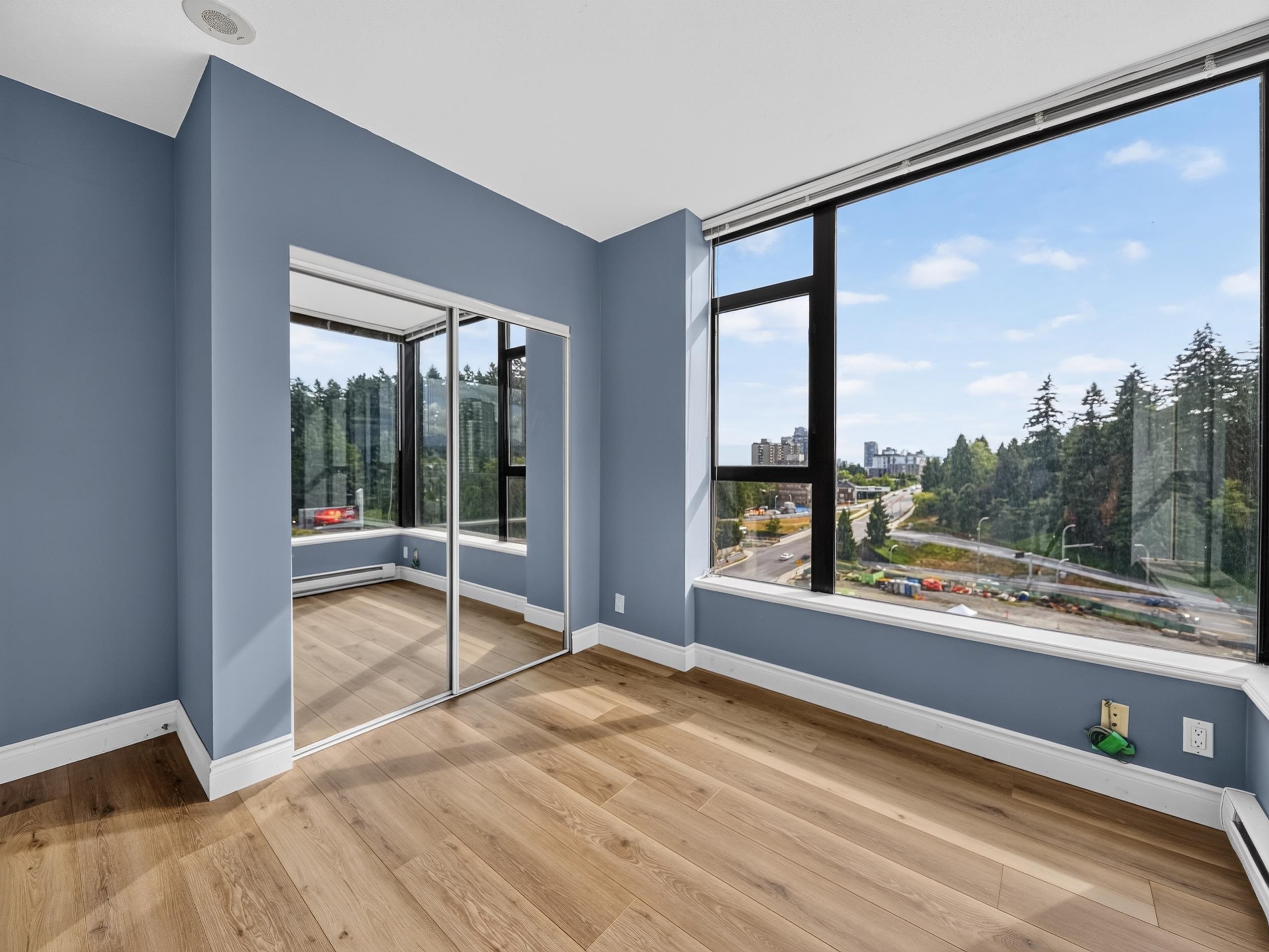 1101 11 E ROYAL AVENUE