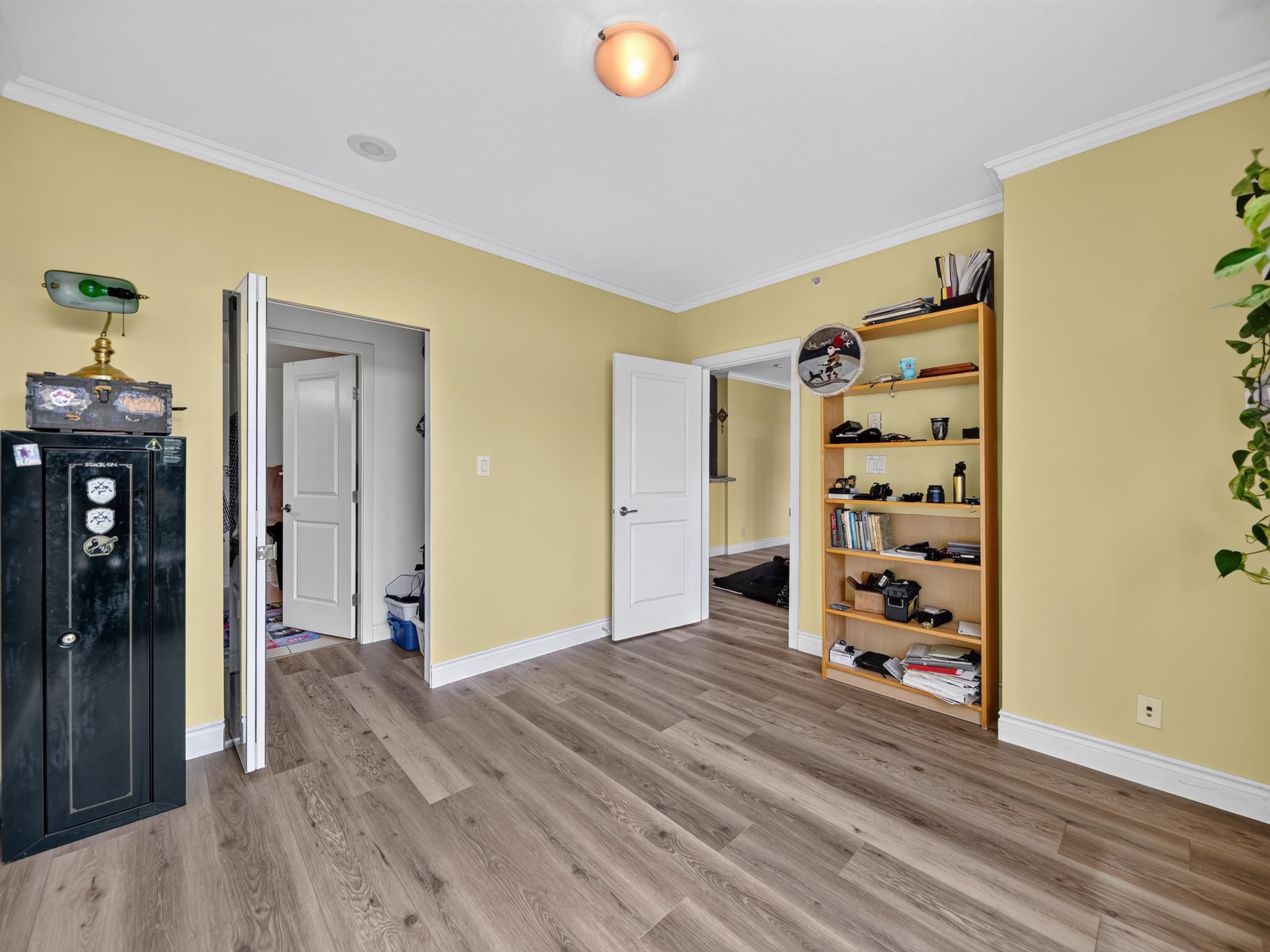 1101 11 E ROYAL AVENUE