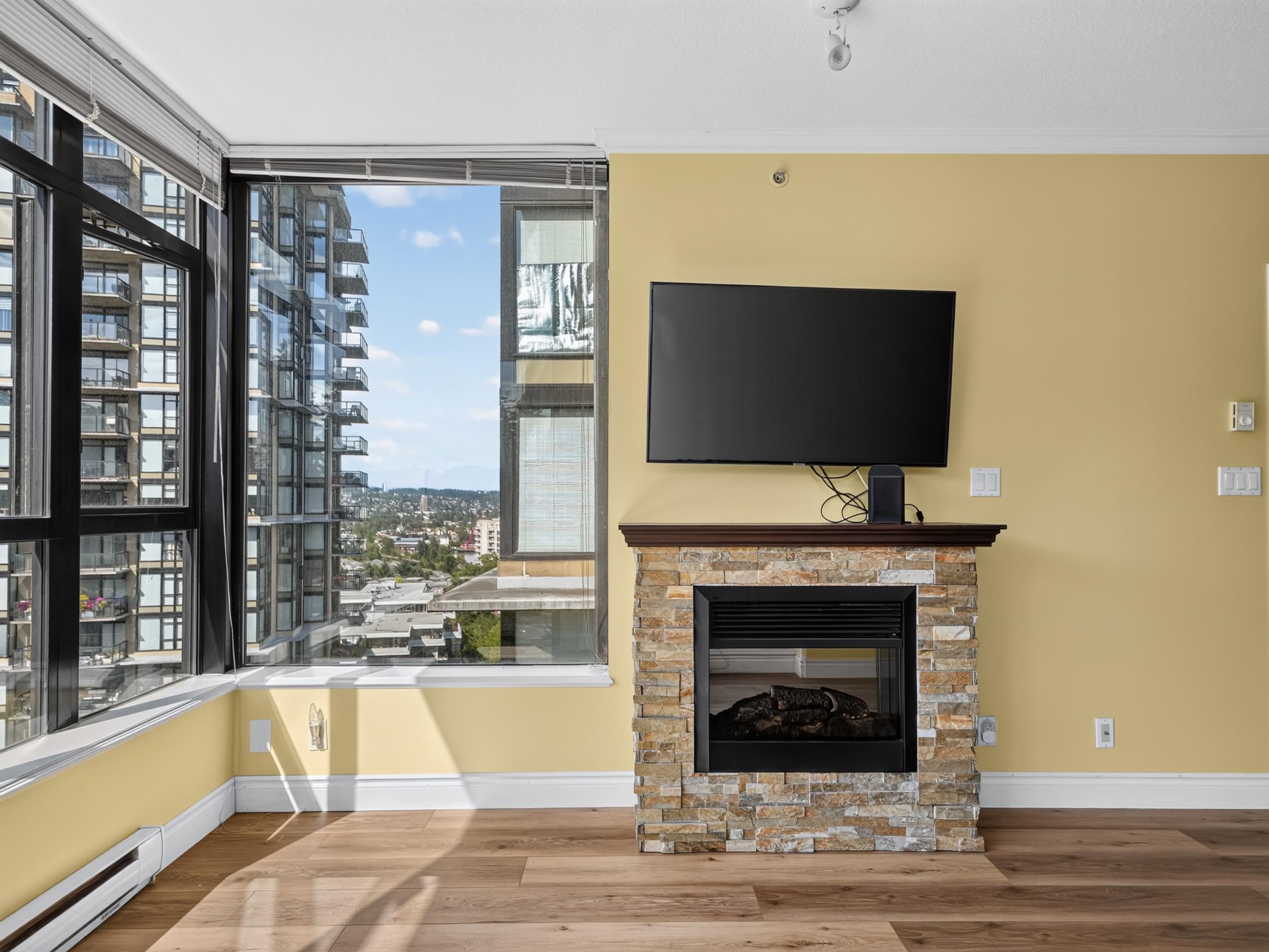 1101 11 E ROYAL AVENUE