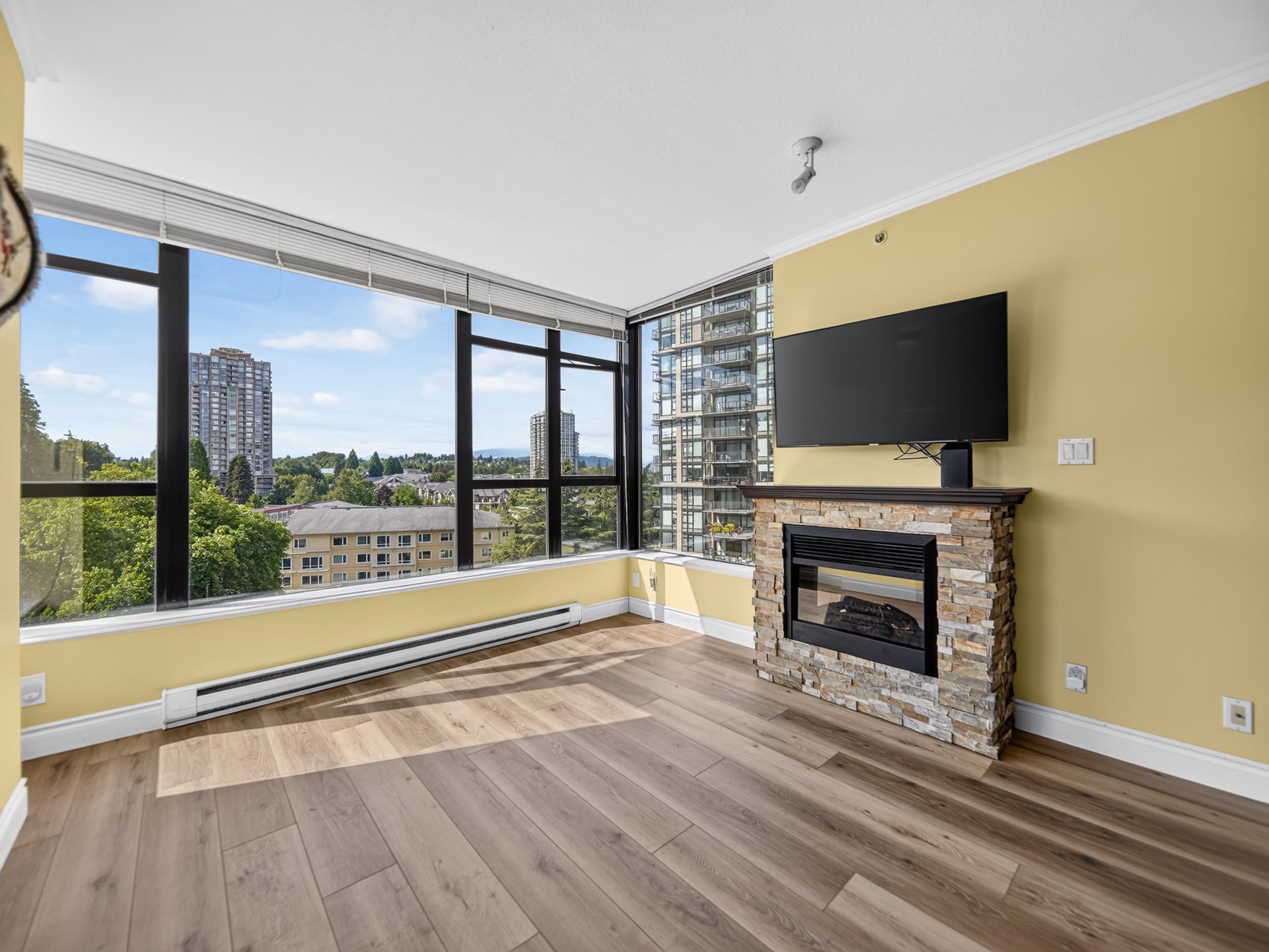 1101 11 E ROYAL AVENUE