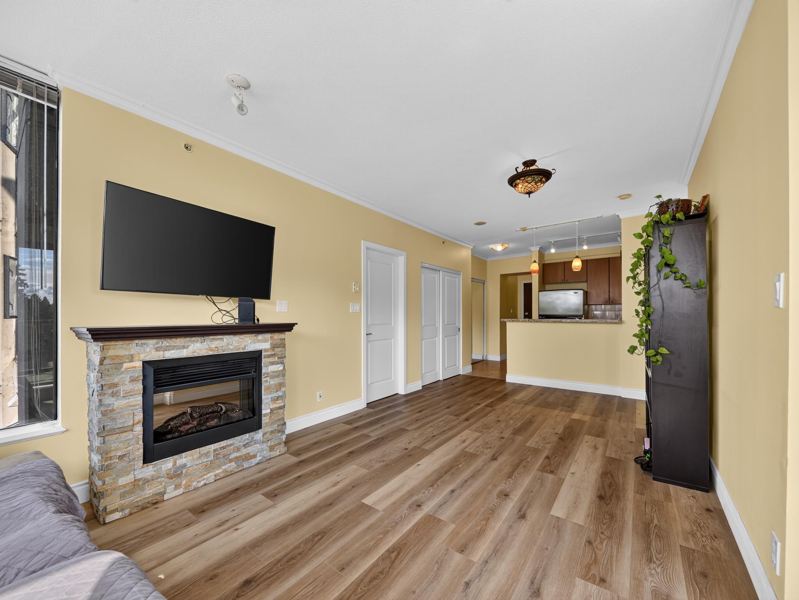 1101 11 E ROYAL AVENUE
