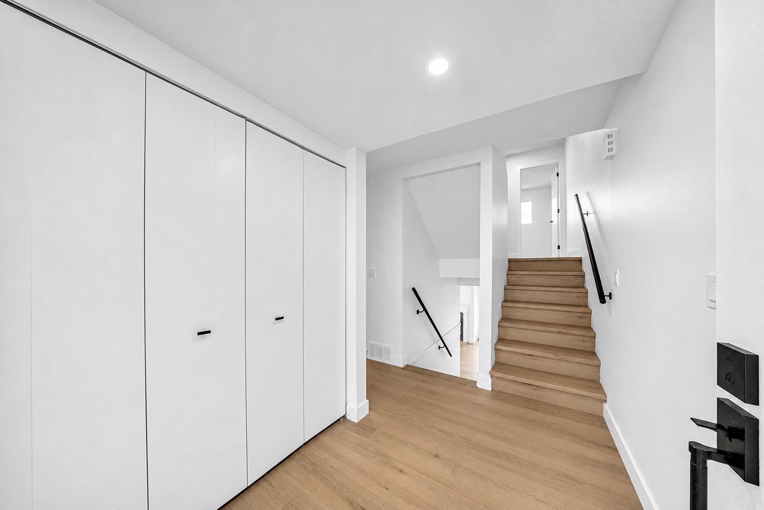 8 32705 FRASER CRESCENT
