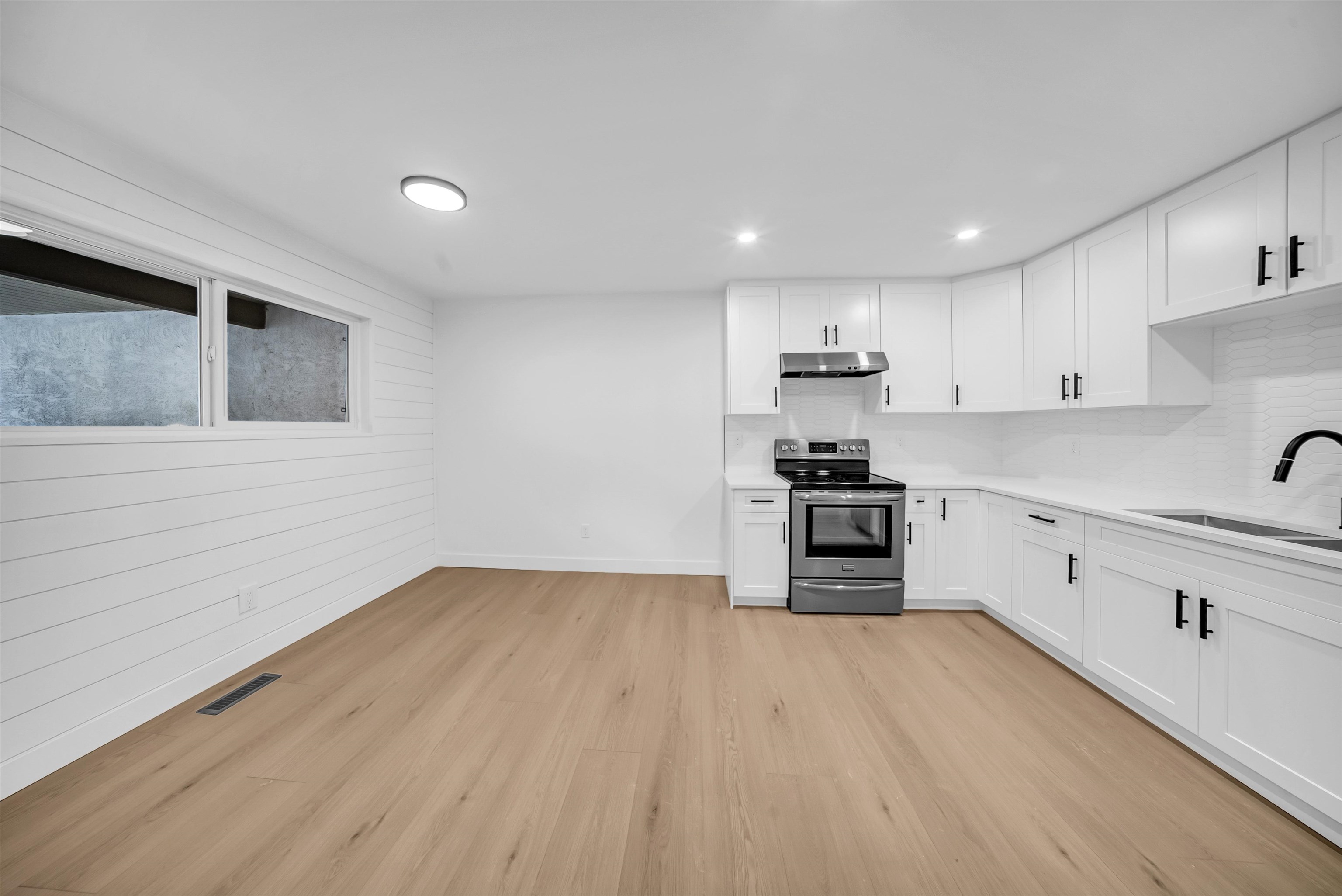 8 32705 FRASER CRESCENT