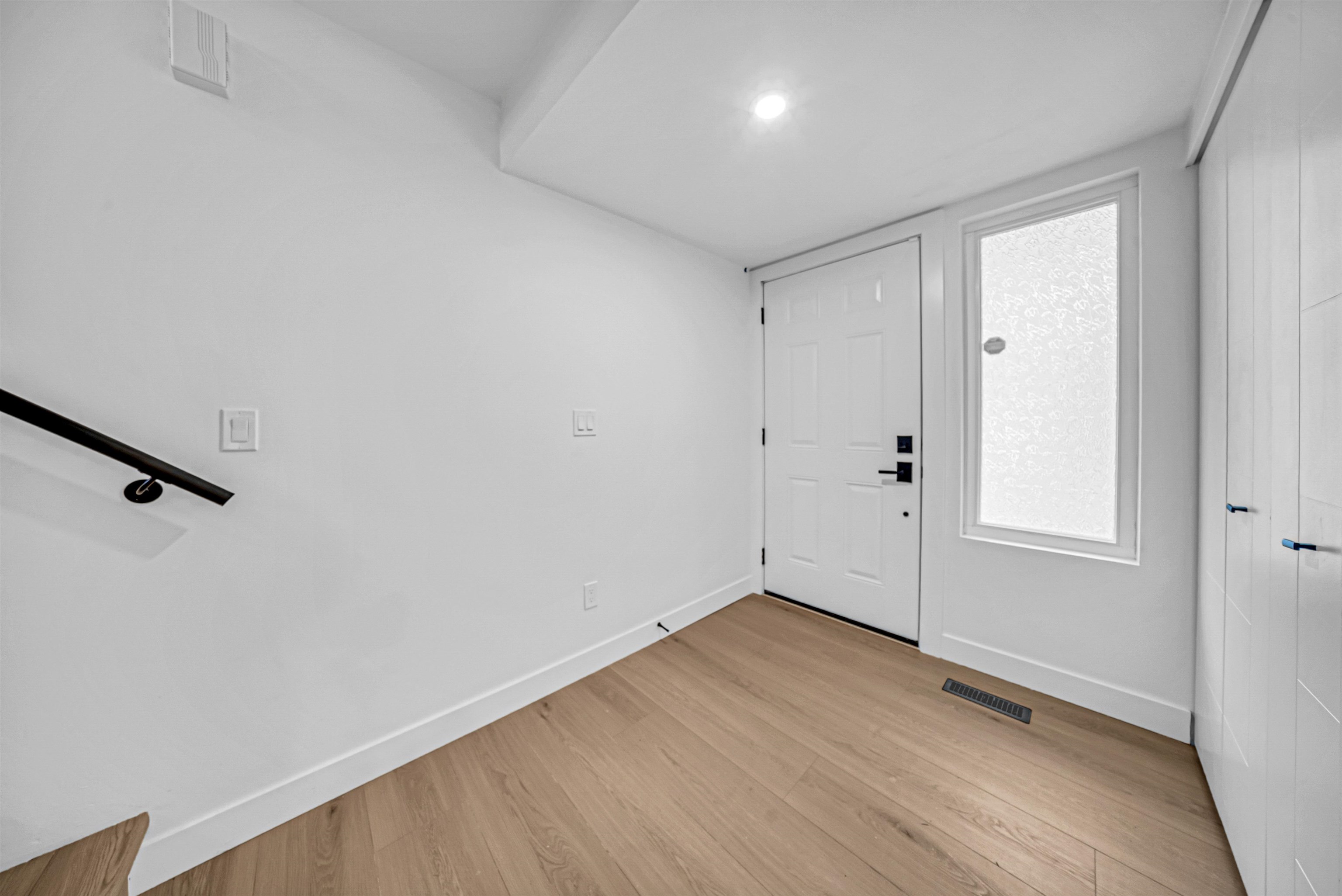 8 32705 FRASER CRESCENT