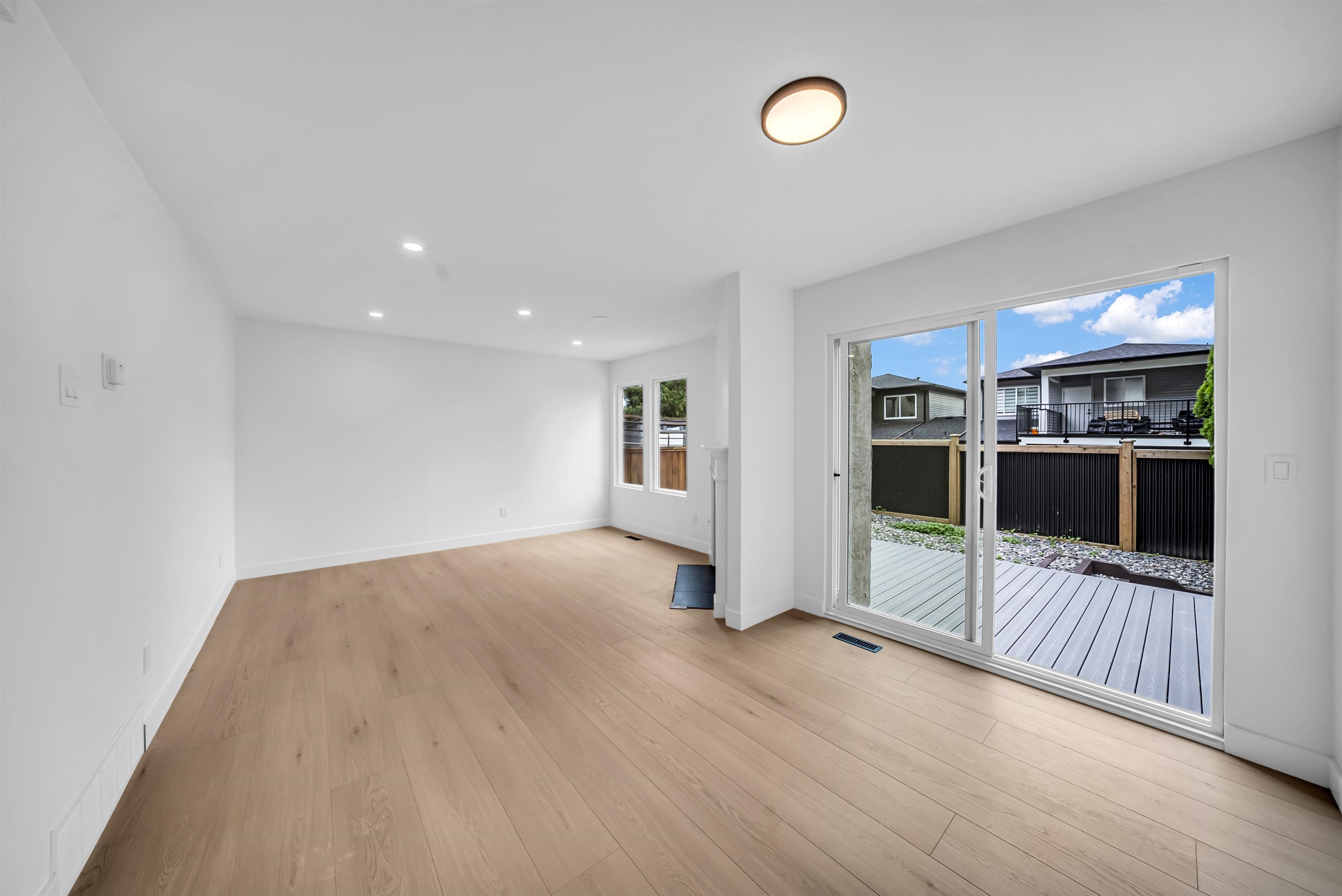 8 32705 FRASER CRESCENT