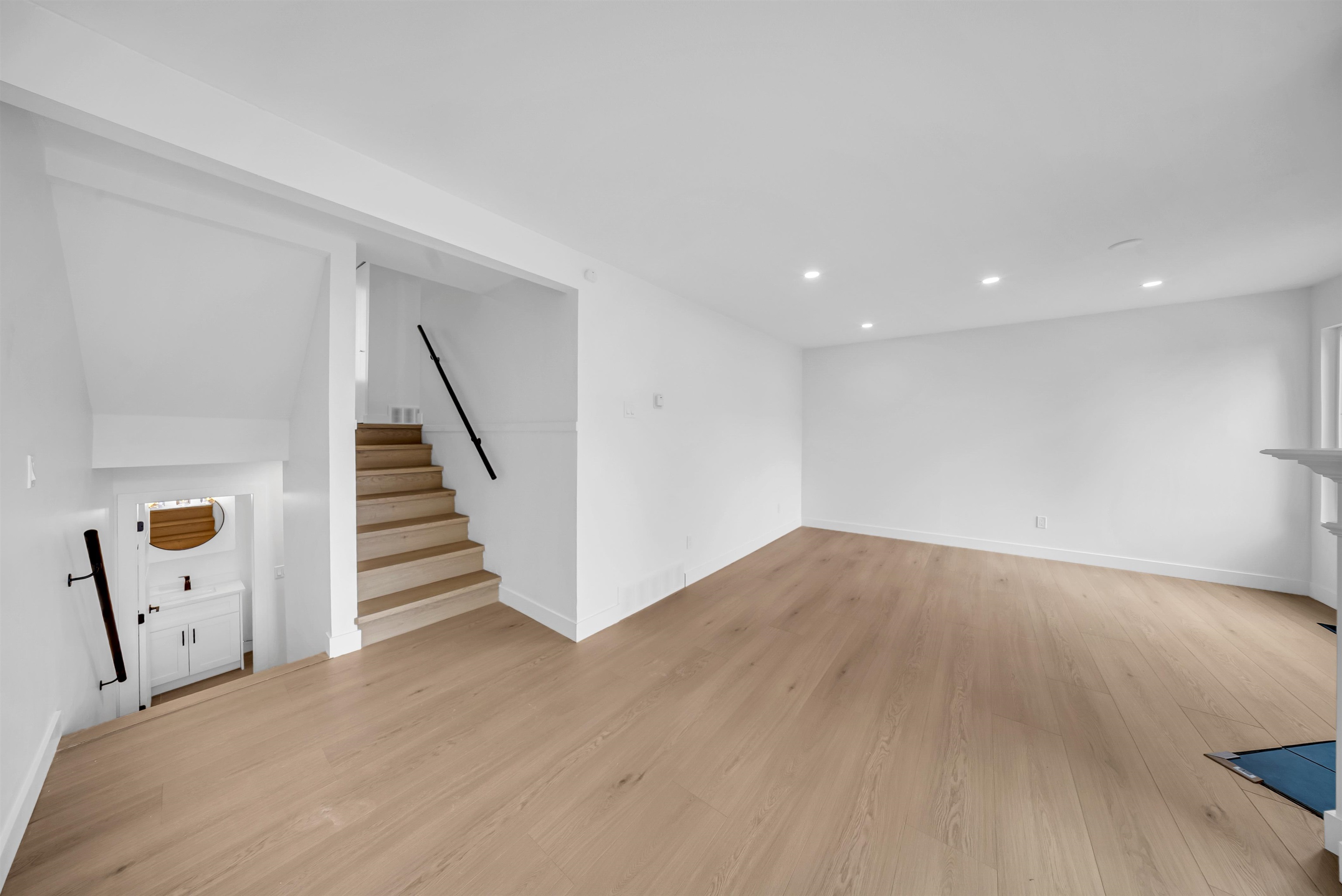 8 32705 FRASER CRESCENT