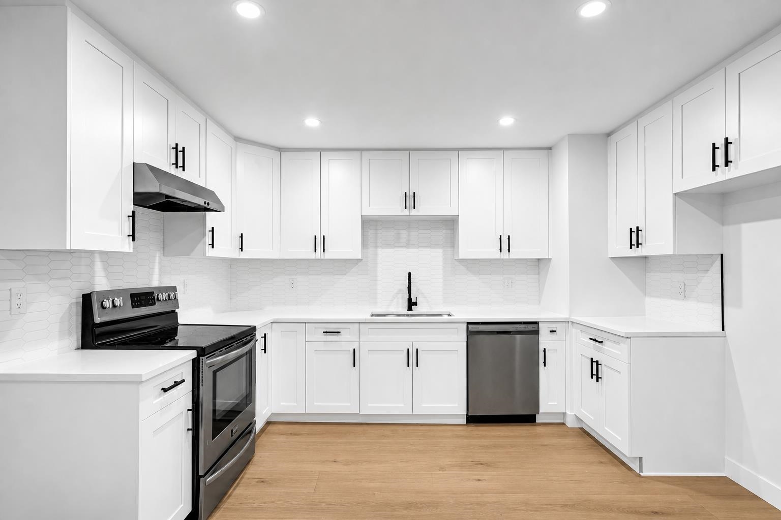8 32705 FRASER CRESCENT