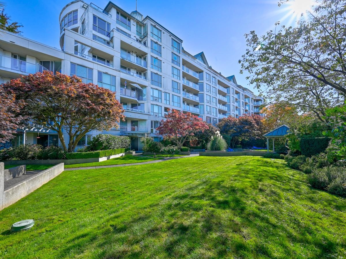 201 5860 DOVER CRESCENT