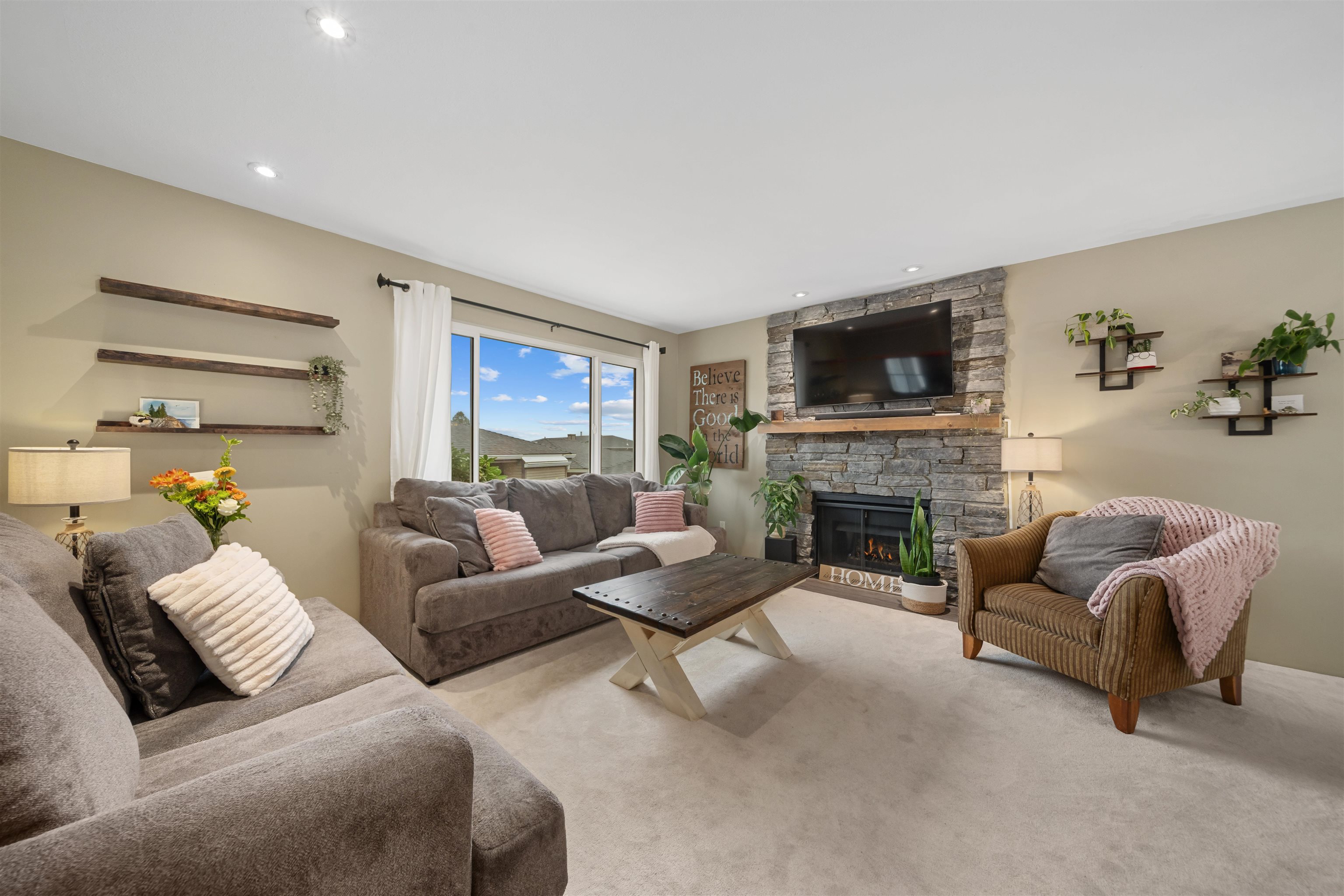 175 1140 CASTLE CRESCENT