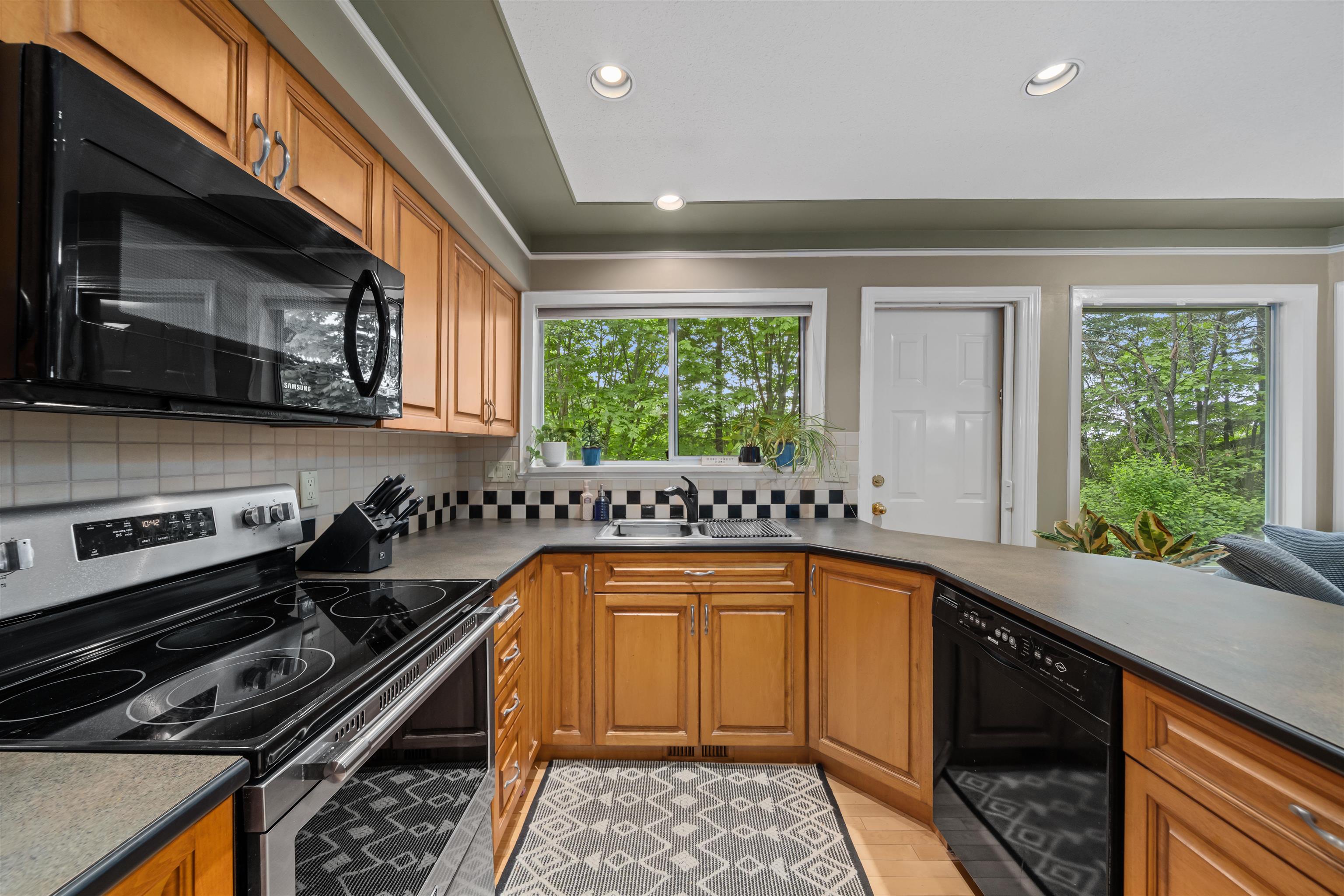 175 1140 CASTLE CRESCENT
