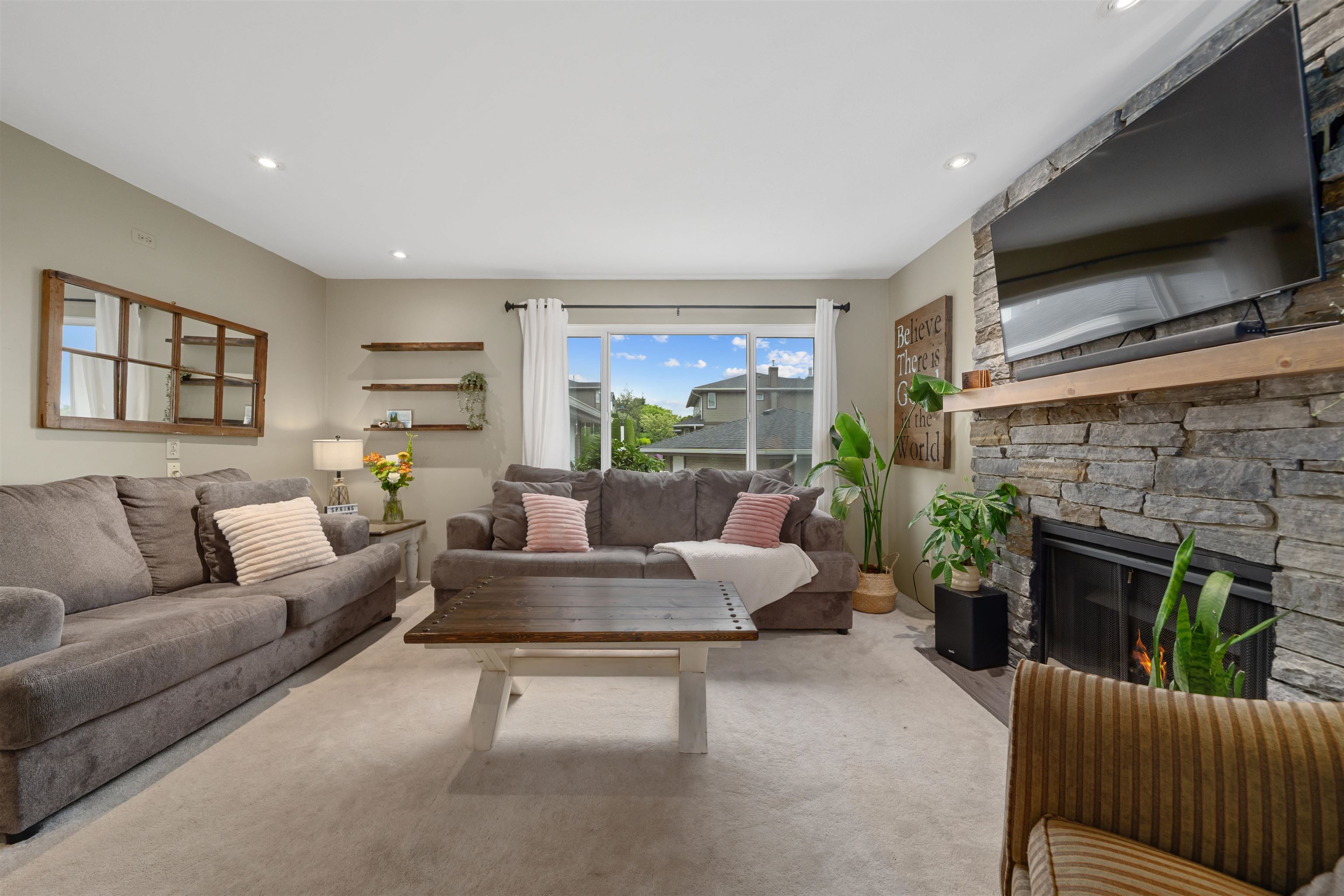 175 1140 CASTLE CRESCENT