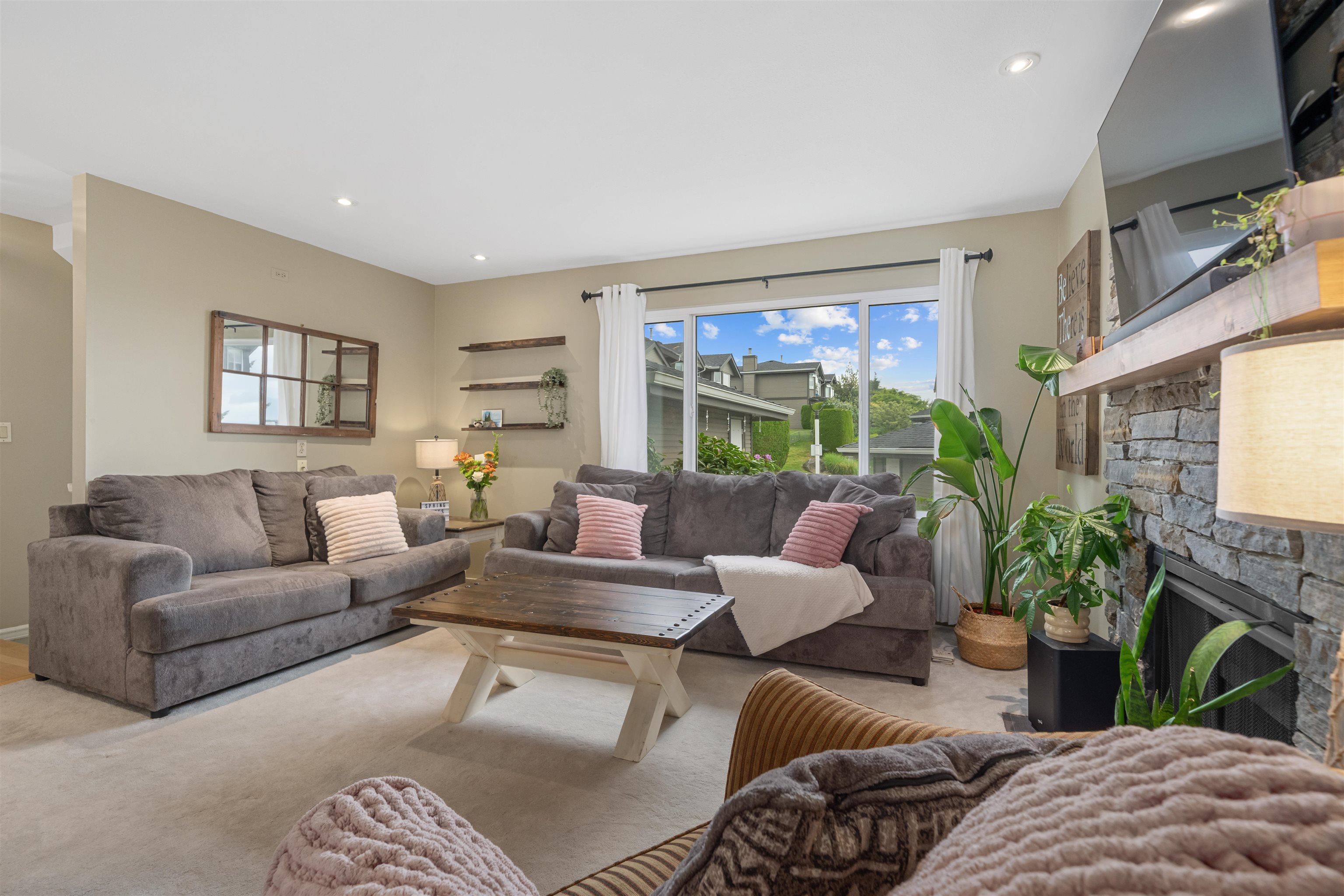 175 1140 CASTLE CRESCENT