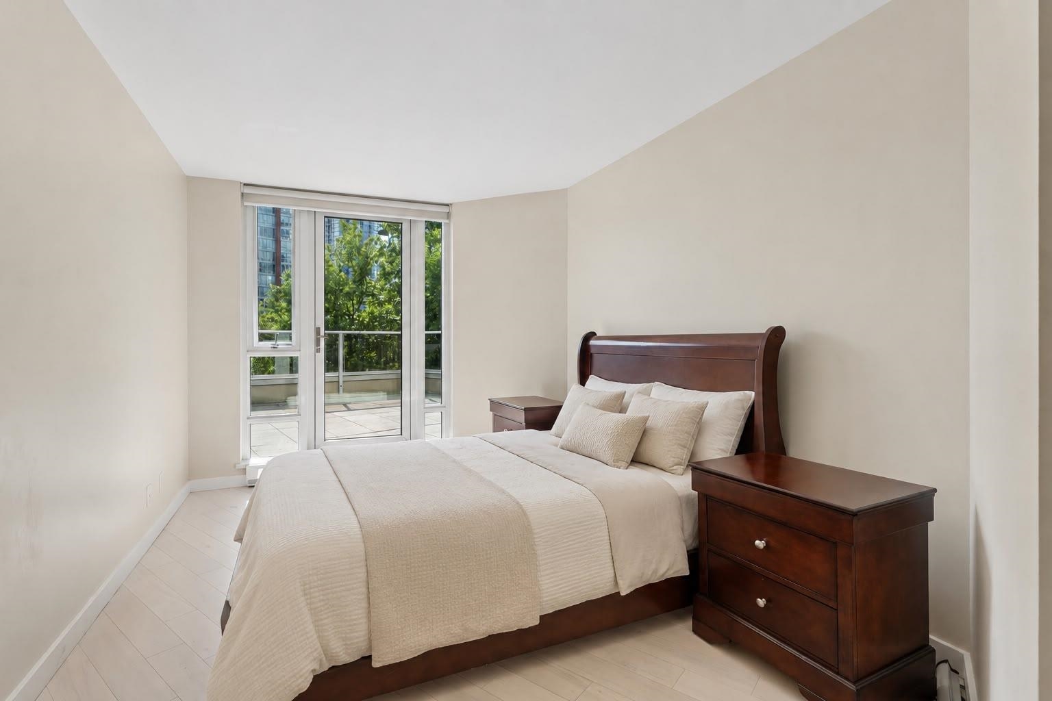 305 8 SMITHE MEWS