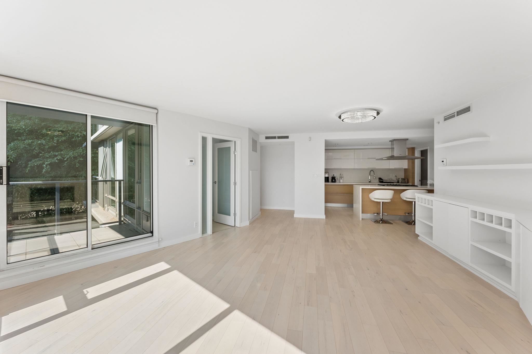 305 8 SMITHE MEWS